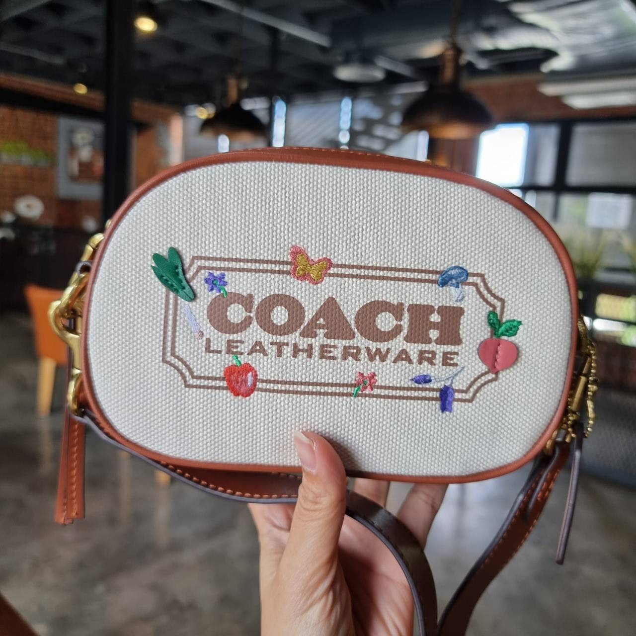 ของแท้ 💯% 】COACH C2764 BADGE CAMERA CROSSBODY WITH GARDEN EMBROIDERY BADGE ยกความสดใสมาให้ทั้งสวน!! น่ารักเบอร์ใหญ่อีกหนึ่ง กระเป๋าสะพายข้างกระจุ๋งกระจิ๋ง ดีไซน์ปักลายมุ้งมิ้ง