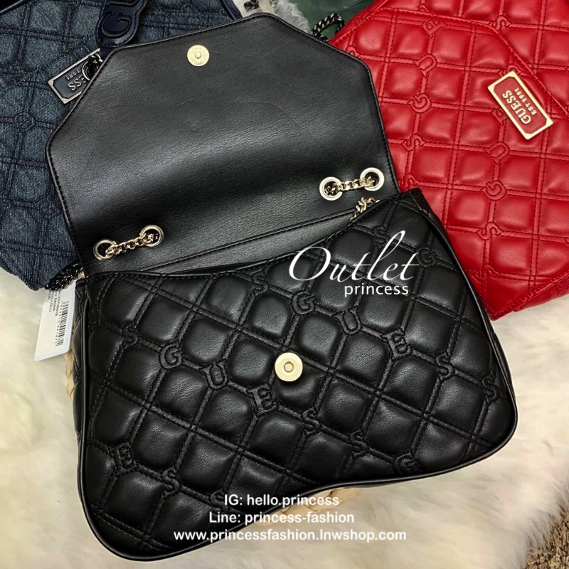 GUESS LOLLI CONVERTIBLE CROSSBODY BAG รุ่นแนะนำค่ะ!! กระเป๋าสะพายข้าง//ทบสายสะพายไหล่ได้ วัสดุหนังลายนวม ด้านหน้ามีอะไหล่โลโก้แบรนด์ เปิดปิดกระเป๋าแบบกระดุมแม่เหล็ก ภายในกว้างสามารถใส่ของจุ ใส่กระเป๋าสตางค์ใบยาวได้ค่ะ มีช่องซิปและช่องเล็กใส่ของจุกจิกน่ะค่