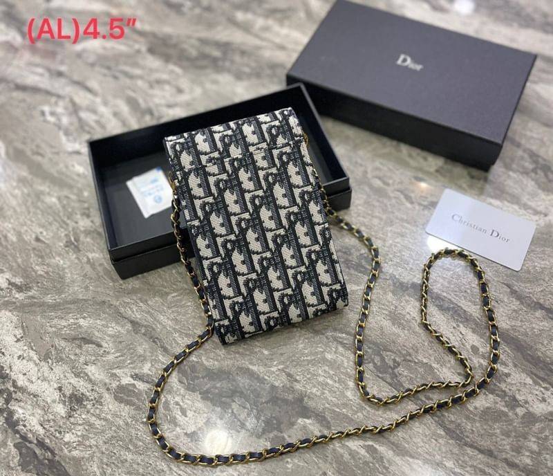 DIOR Phone Bag / DIOR Vertical Saddle Pouch Blue Dior Oblique Jacquard กระเป๋าใส่โทรศัพท์เอกลักษณ์ของความหรู สายสะพายโซ่อะไหล่ทองสวยงาม ด้านหน้าโดดเด่นด้วยซิกเนเจอร์แบรนด์ เป็นอีกหนึ่งรุ่นที่ดาราเชเลปใช้กันเยอะ แนะนำค่ะ