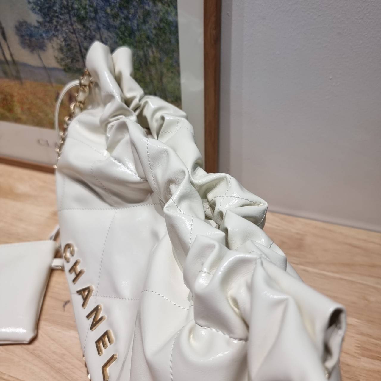 Chanel 22 horizontal bag แรงเกินต้านที่สุดกับไอเท็มนี้ ที่สาวๆหรือใครๆก็ต้องมี มาในไซส์ใหญ่ รูปทรงใช้ง่ายขึ้น แต่ยังจุได้หนักๆเหมือนเดิม ดูหรูหรา เกินเรื่องที่สุด