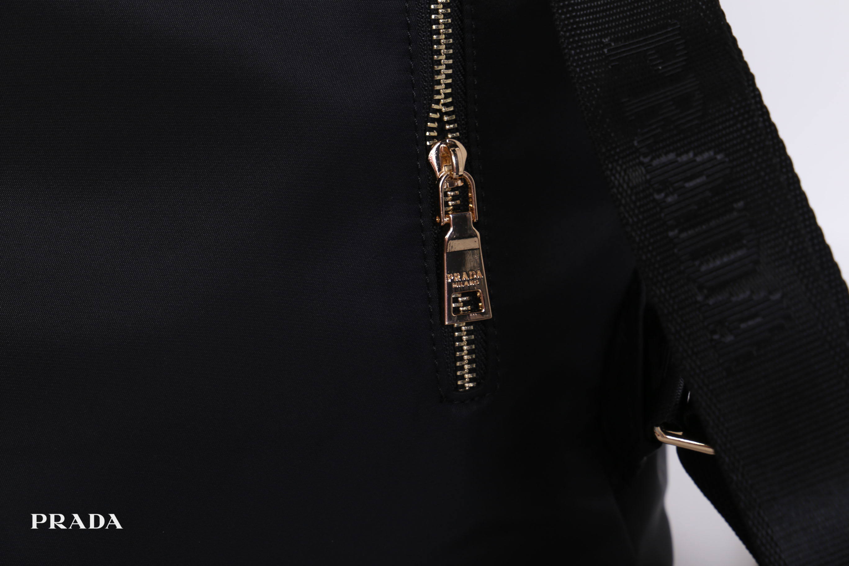 Prada Nylon Drawstring Backpack Bag สินค้า Premium gift จากเค้าเตอร์แบรนดืต่างประเทศ แท้ 100% กระเป๋าสะพายเป้ รุ่น Limited Edition VIP GIFT ทำจากวัสดุผ้า Nylon เนื้อหนา คุณภาพดี ทรงสวย ดีไซน์เกร๋ สไตล์ Prada ด้านหน้ามีช่องกว้างใส่ของจุกจิก อะไหล่ทอง สวยหร