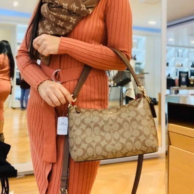 COACH LEWIS SHOULDER BAG IN SIGNATURE CANVAS (COACH F85696)🌺พอชใบใหญ่ ใส่ของได้จุใจ มีสายให้ 2 สาย อะไหล่สีทอง หรูหรา คลาสสิค สายยาวถอดได้ ปรับได้ ช่องด้านใน กว้างมากๆ ใช้ได้ทุกโอกาสจริงๆ แนะนำ ไม่ควรพลาดจ้า