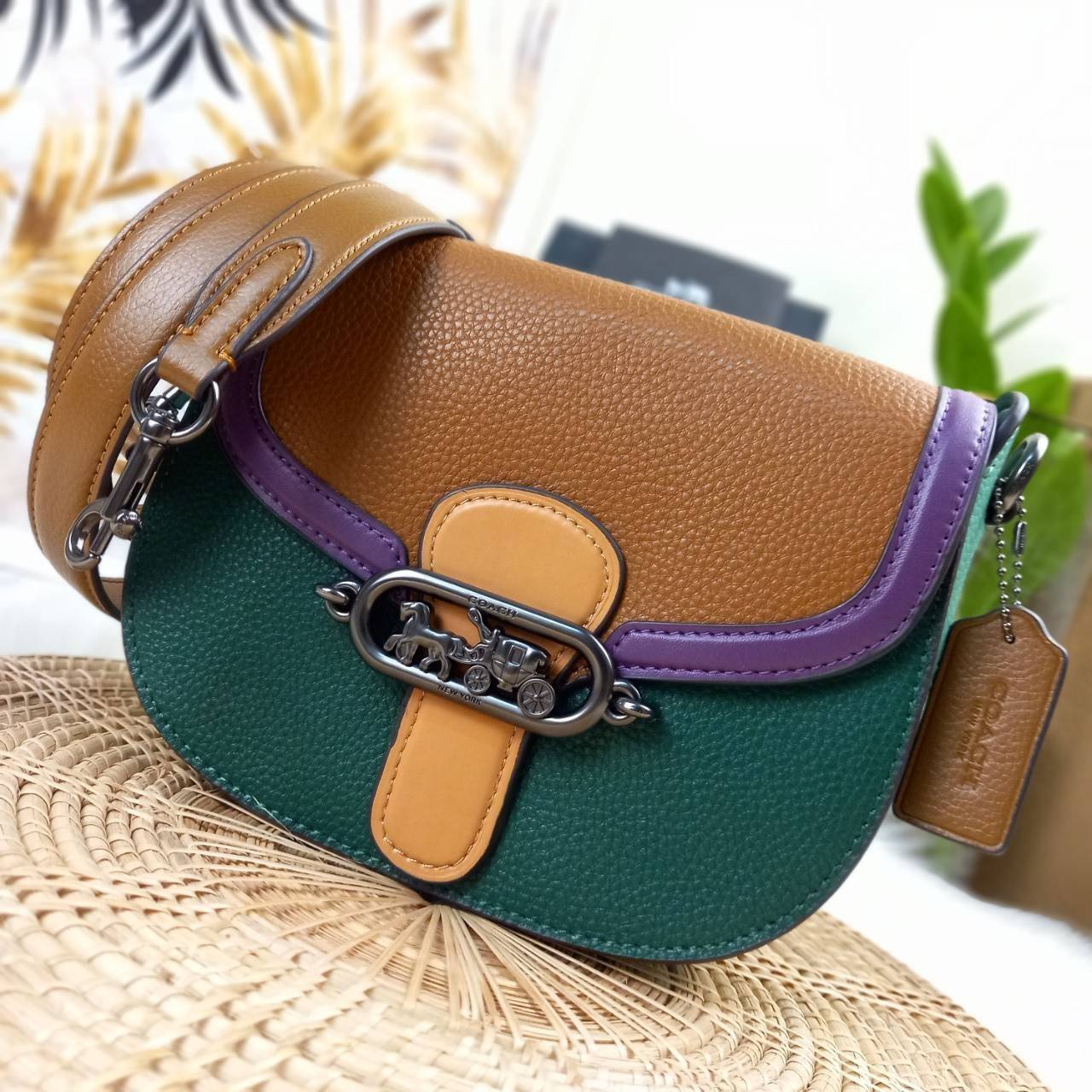 OUTLET 】COACH JADE SADDLE BAG IN COLORBLOCK (COACH 91084) สวยพิฆาตมาก สยบทุกสายตา 🌺 พร้อมส่งความสวยก่อนใคร// กระเป๋าถือ สะพาย มีสายสะพายยาว ถอดและเลื่อนปรับระดับได้ //วัสดุหนังแท้เต็มใบ หนังคุณภาพ ขึ้นทรงสวยมากๆ งานสวยคมกริบที่สุด //ฝาเปิดเป็นแบบฝ