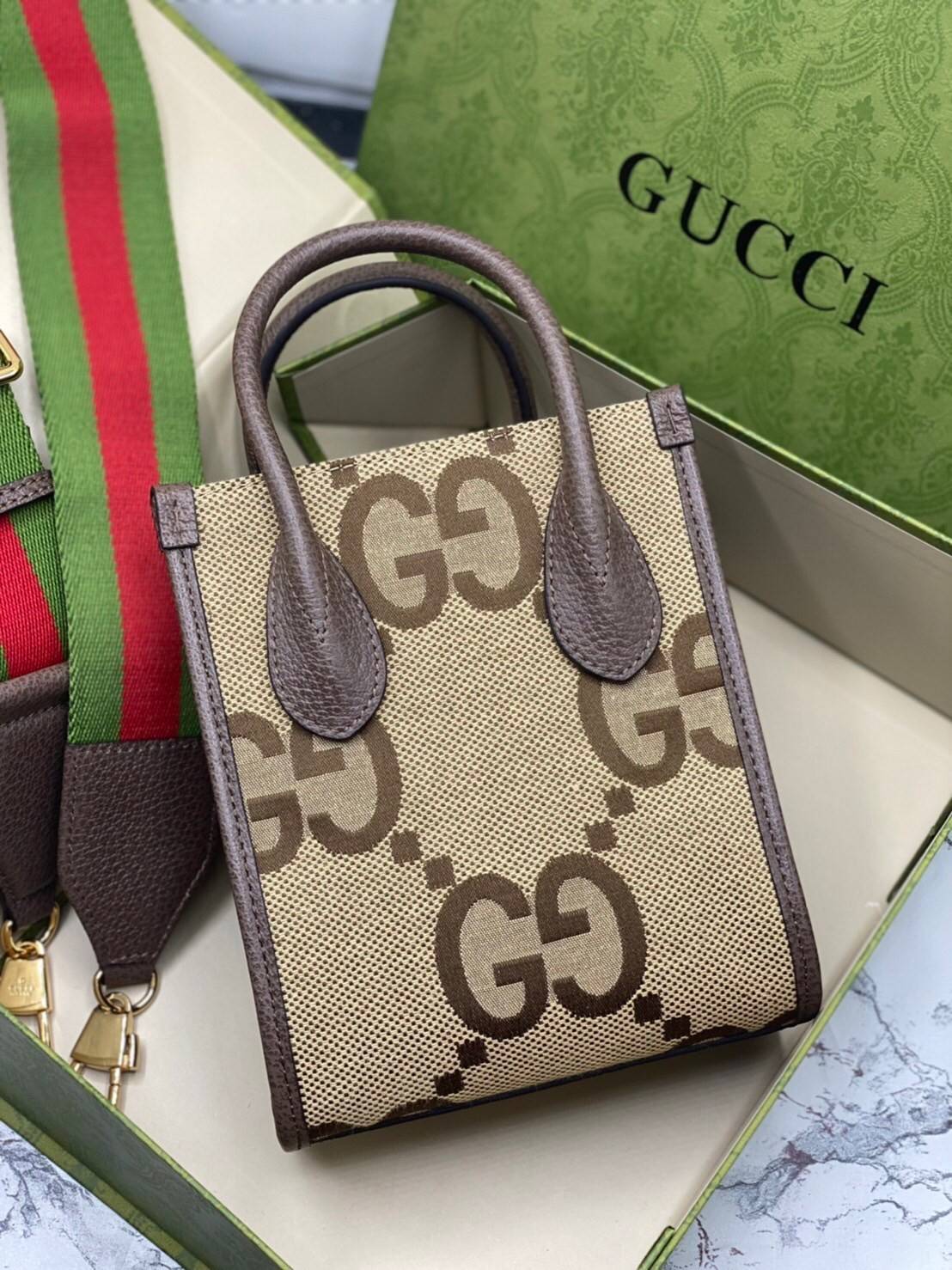 หนังแท้ 】GUCCI Jumbo GG mini tote bag 16cm พร้อมส่งที่ไทย เกรดออริจินอล ลายใหม่ Jumbo Double G กระเป๋าโท้ทใบเล็กโดดเด่นด้วยเว็บเฮาส์สีเขียวและสีแดงอันเป็นเอกลักษณ์ ซึ่งเป็นหัวเข็มขัดแบบร่วมสมัยของกุชชี่จากยุค 70 เสริมการออกแบบแต่ละชิ้นด้วยโลโก้ที่เด่นชัด 