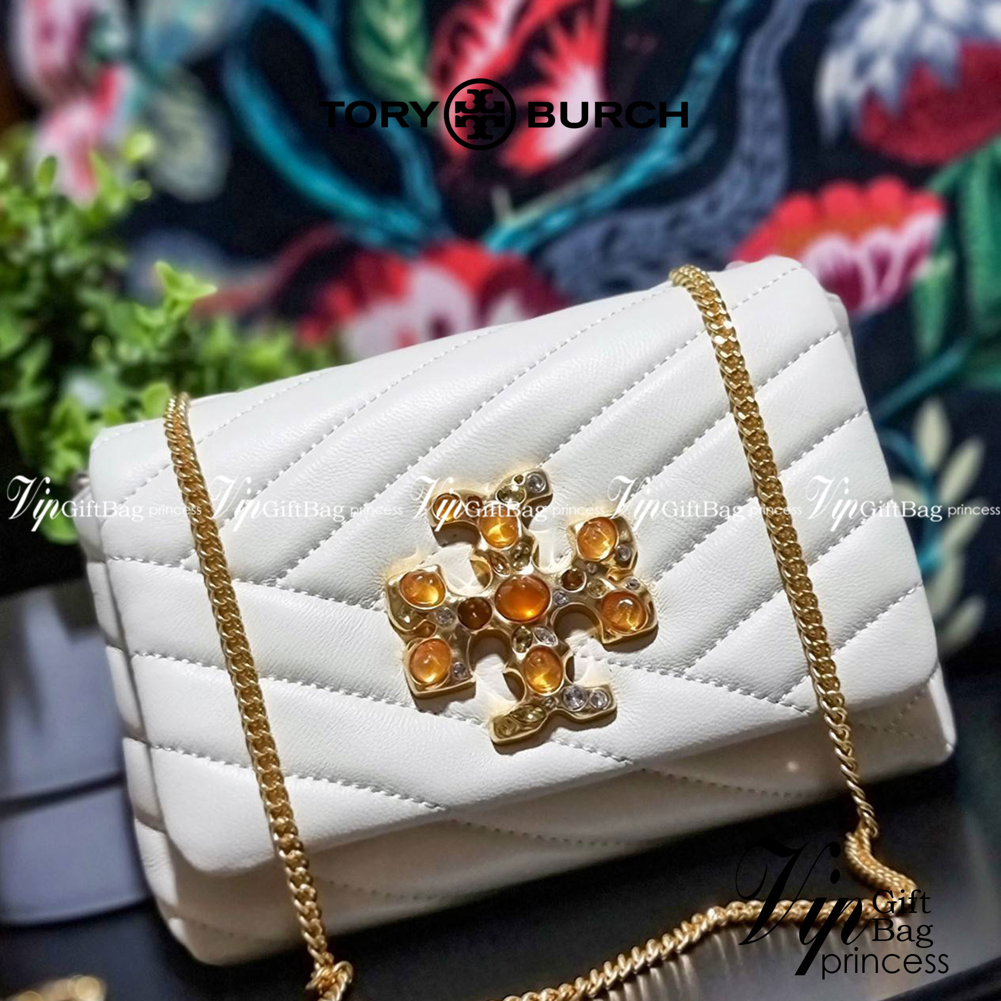 TORY BURCH KIRA CHEVRON EMBELLISHED LOGO MINI BAG ตามคำเรียกร้องจ้า!! ไซส์มินิ สะดวกใช้ พกพาง่าย สไตล์คุณหนู!! กระเป๋าสะพายข้าง ดีไซน์ทรงคลาสสิค โดดเด่นด้วยโลโก้ดีไซน์ประดับเม็ดสี เพิ่มมูลค่าและดึงดูดสายตามากขึ้น วัสดุหนังแกะ สัมผัสนิ่มมือ เปิด-ปิดด้วยกระ