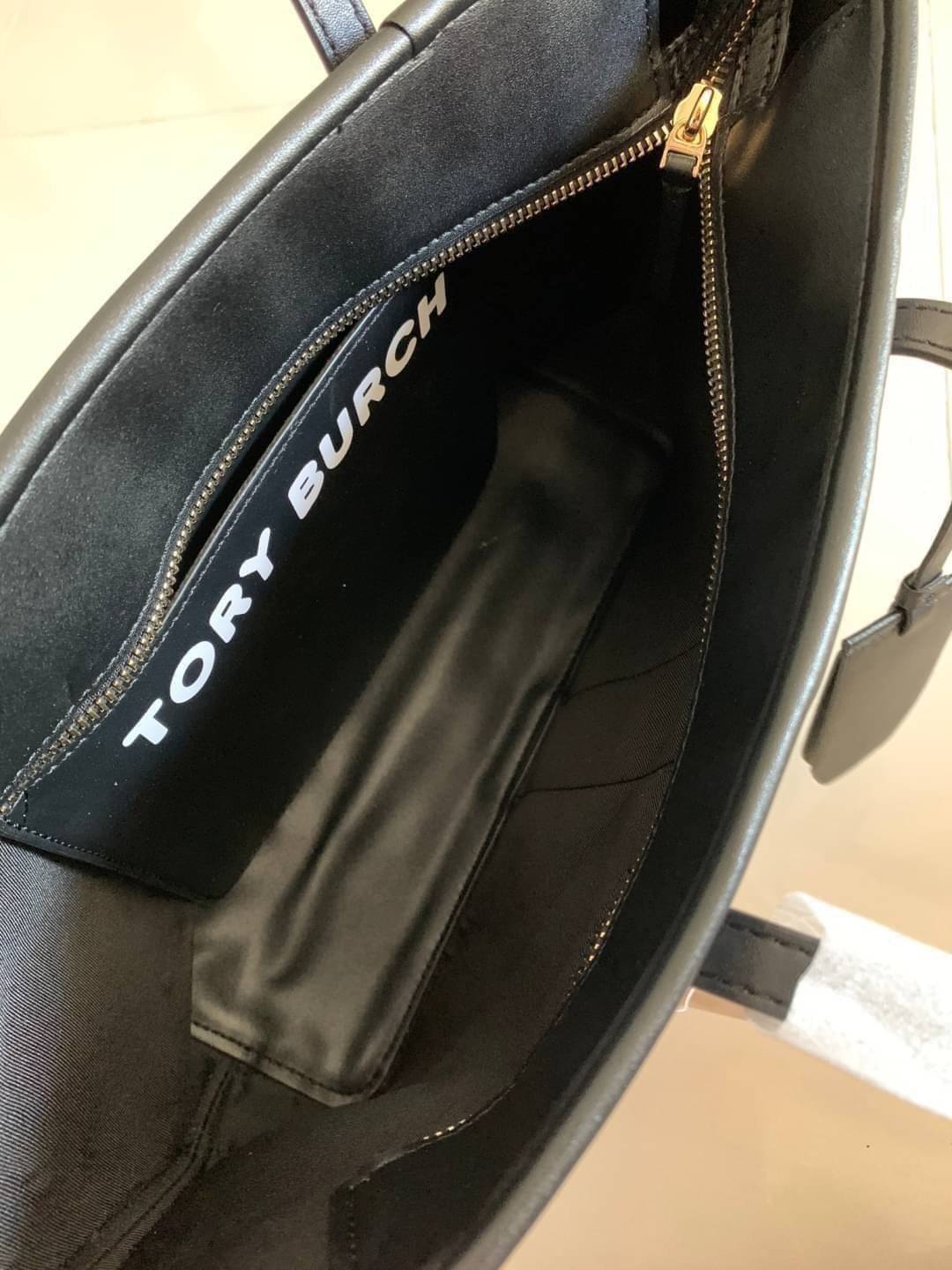 ของแท้ 💯% Tory Burch Gemini Link Canvas Small Tote กระเป๋าสุดปังจากทอรี่ เบริช์(Tory Burch) อย่างเจมิไนลิงค์ ในทรง tote bag ซึ่งผลิตจากผ้าใบเคลือบผิวด้าน มีเอกลักษณ์โดดเด่นที่ลายทางตรงกลาง