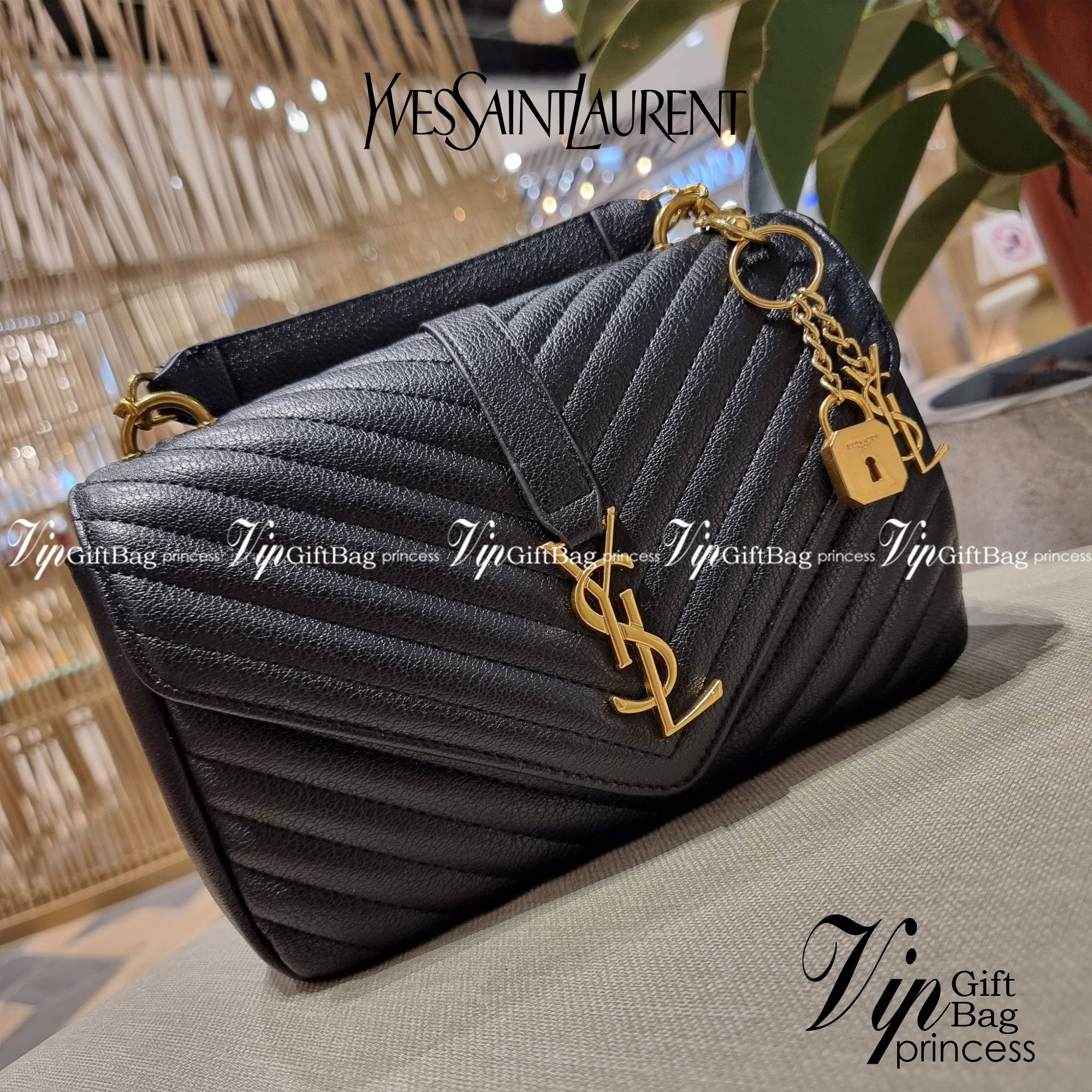 Yves Saint laurent crossbody boutique vip bag กระเป๋าสะพายไหล่ ดีไซน์ทรงสวยหรู พิเศษ แถมฟรี พวงกุญแจห้อยโลโก้ ดูแพงไปหมดจริงๆไอเท็มนี้ วัสดุหนังสังเคราะห์ลายคาร์เวีย เปิด-ปิดด้วยกระดุมแม่เหล็ก ภายในโล่งกว้าง แบ่งสัดส่วนไว้อย่างดี มาพร้อมหูจับในตัว และสายส