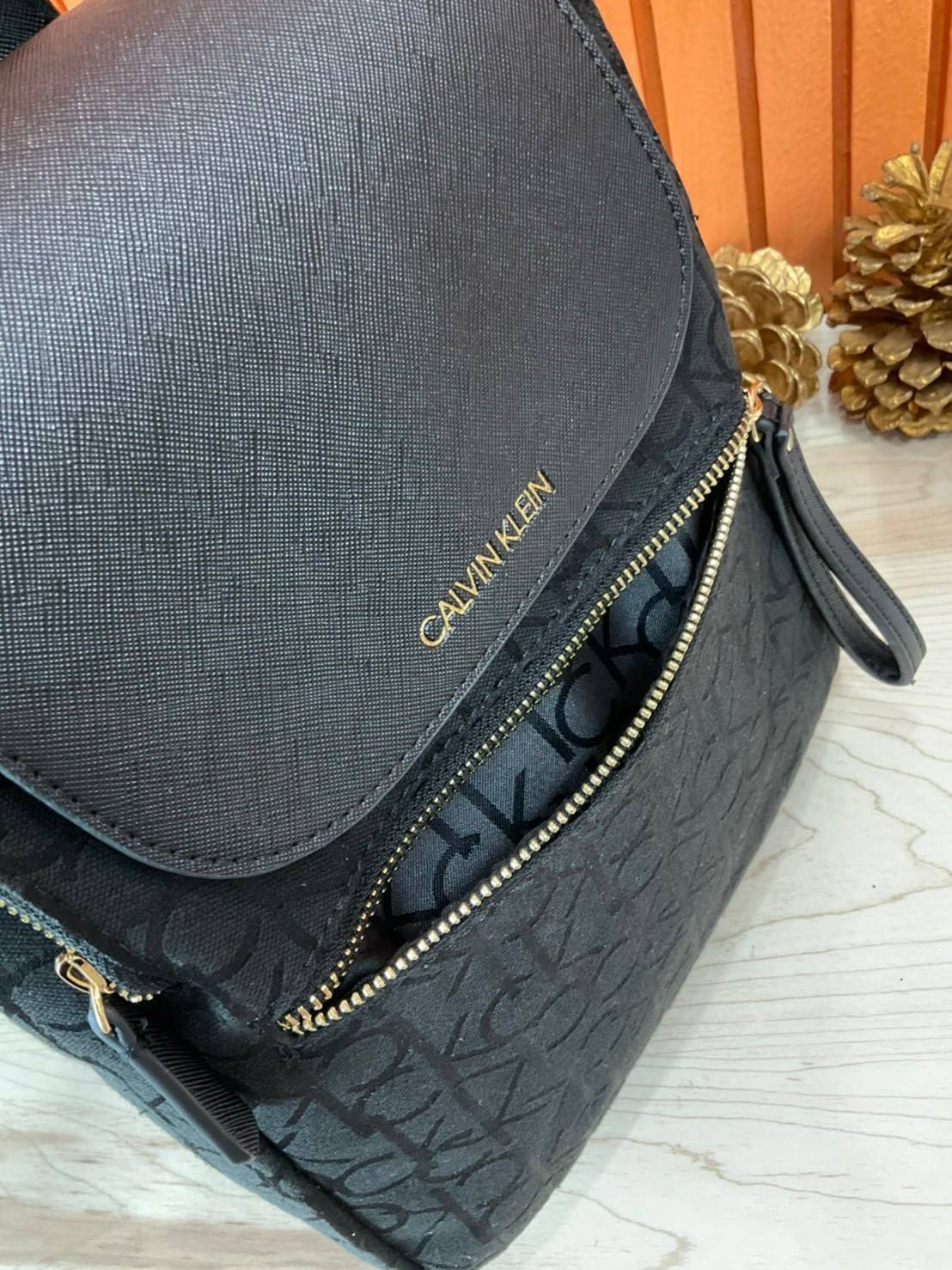 ของแท้ 💯% Elaine Calvin Klein Monogram Small Backpack 💕ของมันต้องมี สวยหรูดูแพงมาก สำหรับรุ่นนี้ และมีฟังชั่นช่องการใช้งานที่มากที่สุด!!! 💕 กระเป๋าสะพายเป้รุ่นใหม่ชนช้อป รุ่นยอดนิยม