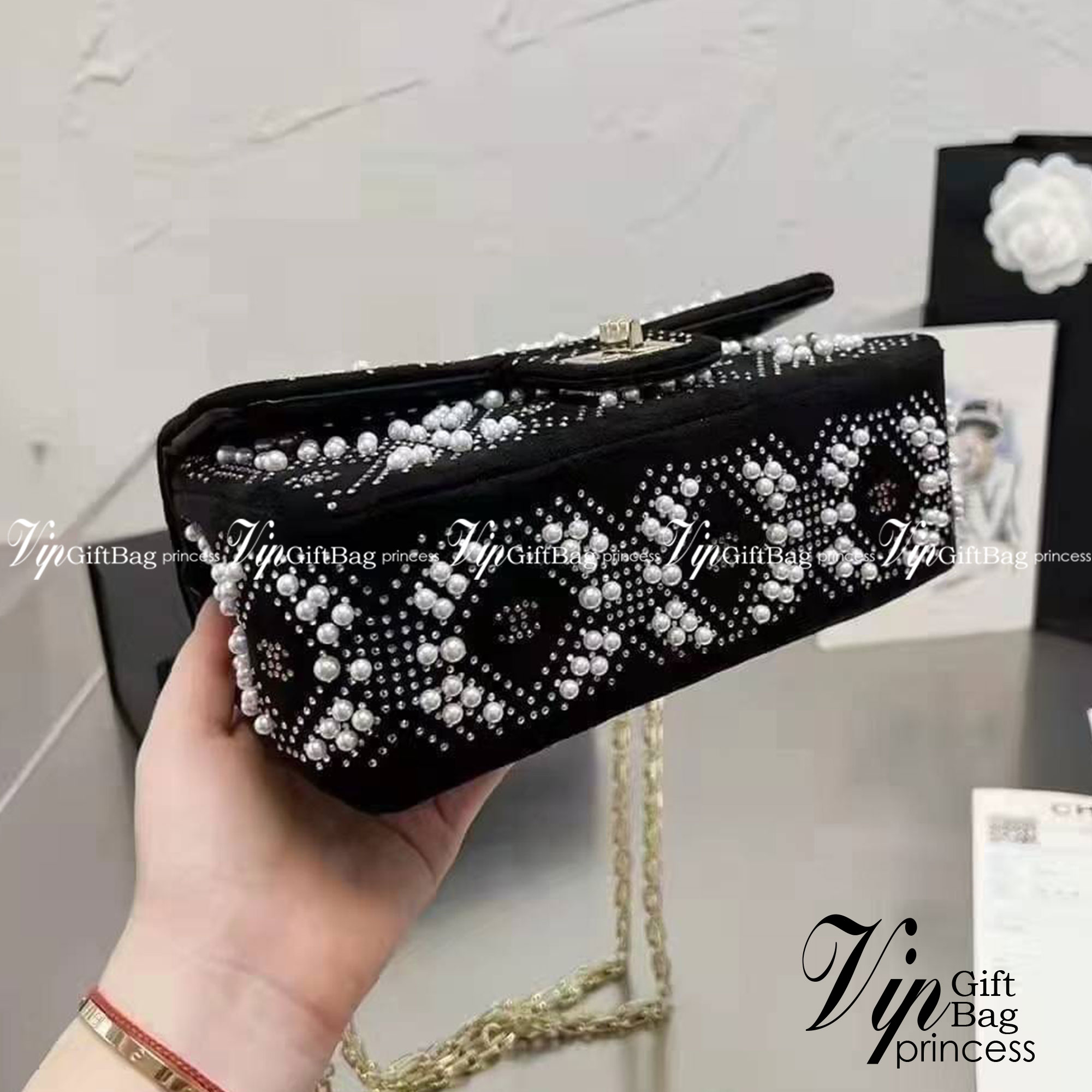 CHANEL MINI 2.55 HANDBAG / Chanel Pearl Bag velvet handbag กระเป๋าสะพายแต่งมุก คริสตัลหรูหรา พื้นโทนดำกำมะหยี่ พร้อมสายสะพายโซ่ ใช้ในงานกลางคืนเหมาะมากๆ ค่ะ