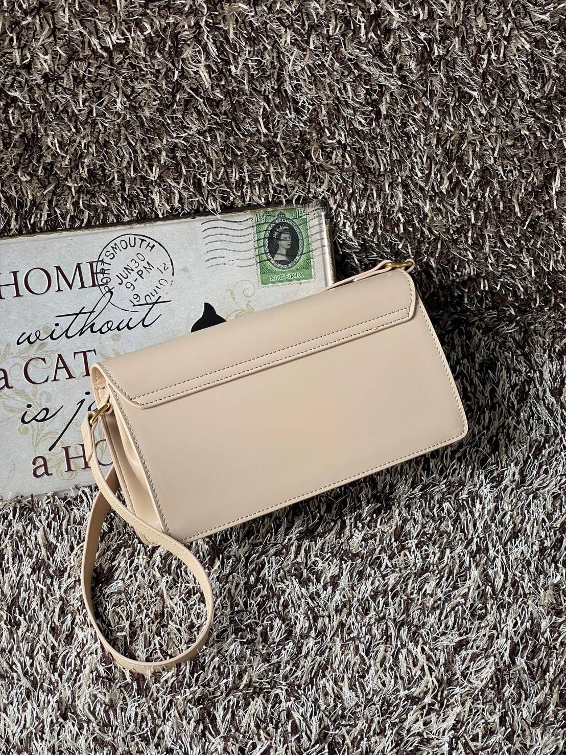 CELINE TRAPEZE TRIOMPHE BAG ดีไซน์เรียบหรู Timeless โดดเด่นมีเอกลักษณ์ ใช้ได้หลายโอกาส แมทช์กับการแต่งตัวง่าย จึงครองใจสาว ๆ ได้ไม่ยาก โดยเป็นกระเป๋าสะพายไหล่ที่อัดแน่นด้วยกลิ่นอายความคลาสสิกและหรูหราตามแบบฉบับของ Celine ด้านหน้าตกแต่งด้วยโลโก้สีทองโดดเด่