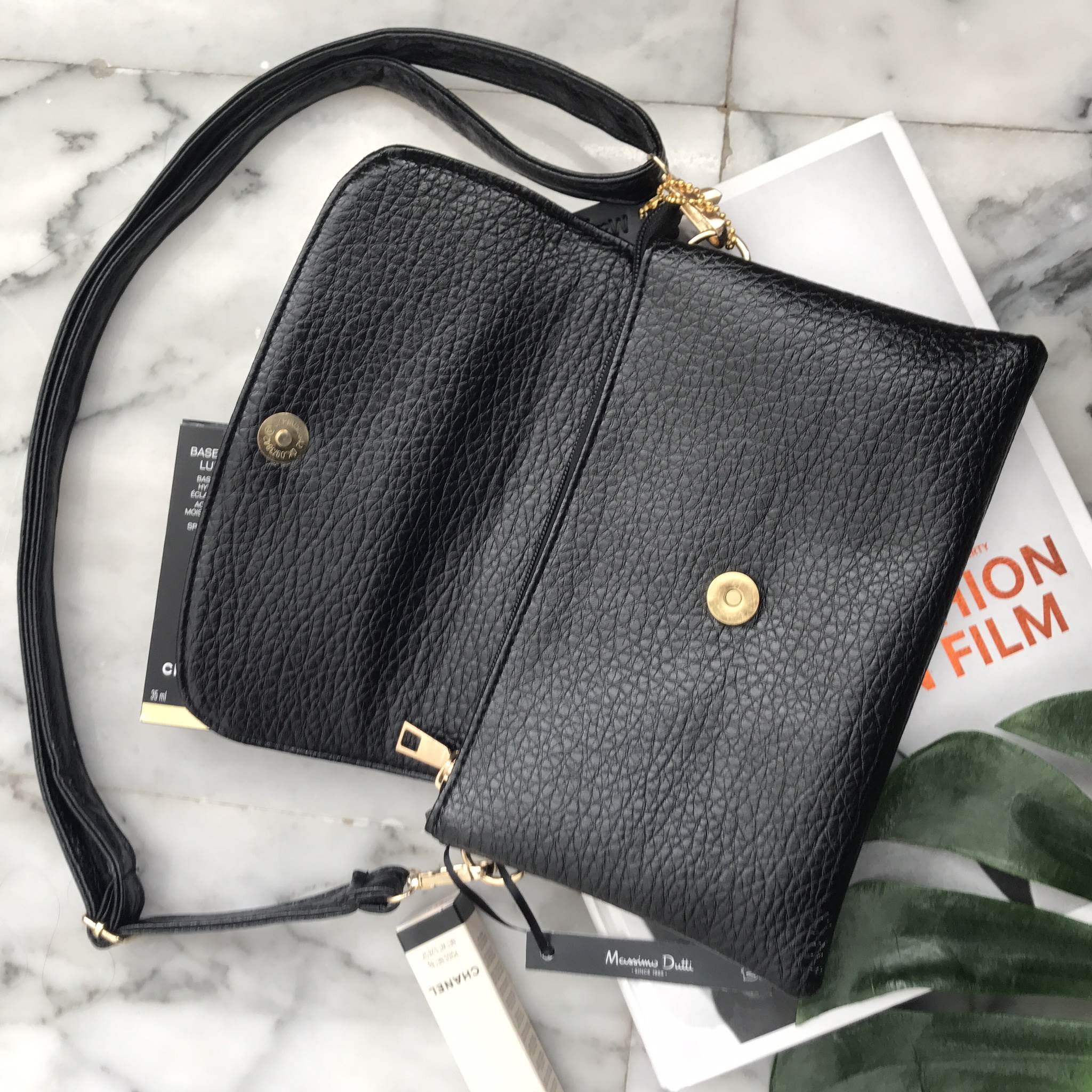 เอาใจสาวๆ ที่ต้องการหากระเป๋าสะพายทรงนี้ สีดำ อะไหล่ทอง เรียบหรูมากคะ จากแบรนด์ Massimo Dutti ตัวกระเป๋าสะพาย ปรับเก็บสายถือเป็น clutch bag ได้คะ มีสายคล้องข้อมือ ขนาดกะทัดรัด พร้อมช่องแยกเก็บของถึง 3 ช่องใหญ่ ใส่ กระเป๋ายาว มือถือ iphone 6 plus ได้คะ น้ำ