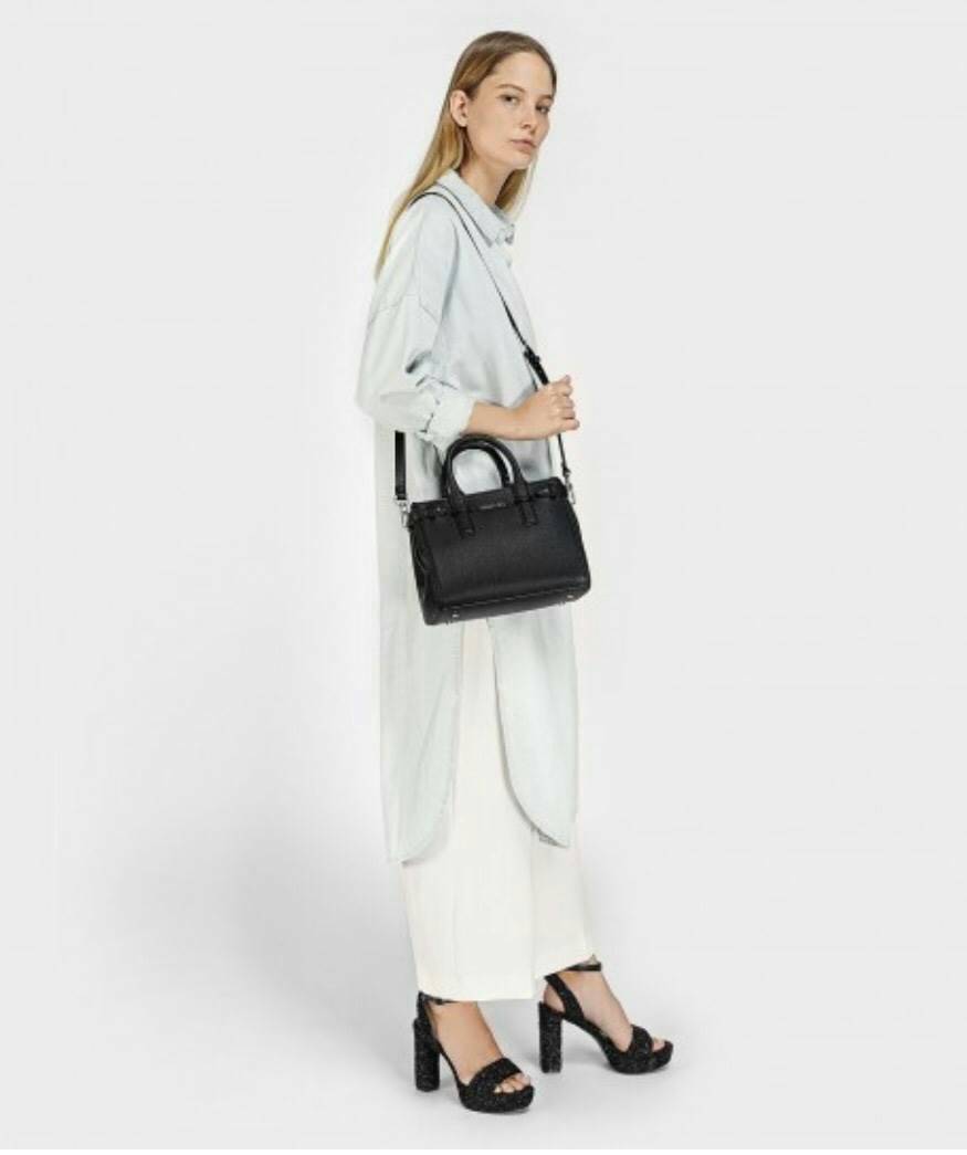 CHARLES & KEITH BASIC TOP HANDLE BAG กระเป๋าถือหรือสะพายรุ่นใหม่ชน shop ดีไซน์สวย อยู่ทรง ขนาดกำลังดี น้ำหนักเบา ด้านหน้าประดับโลโก้แบรนด์ เปิดปิดด้วยซิปสะดวกใช้ ด้านข้างมีสายรัดปรับทรงกระเป๋าค่ะ ภายในมีช่องซิป ใส่กระป๋าสตางค์ใบยาว mini iPad ได้ค่ะ มีหมุด