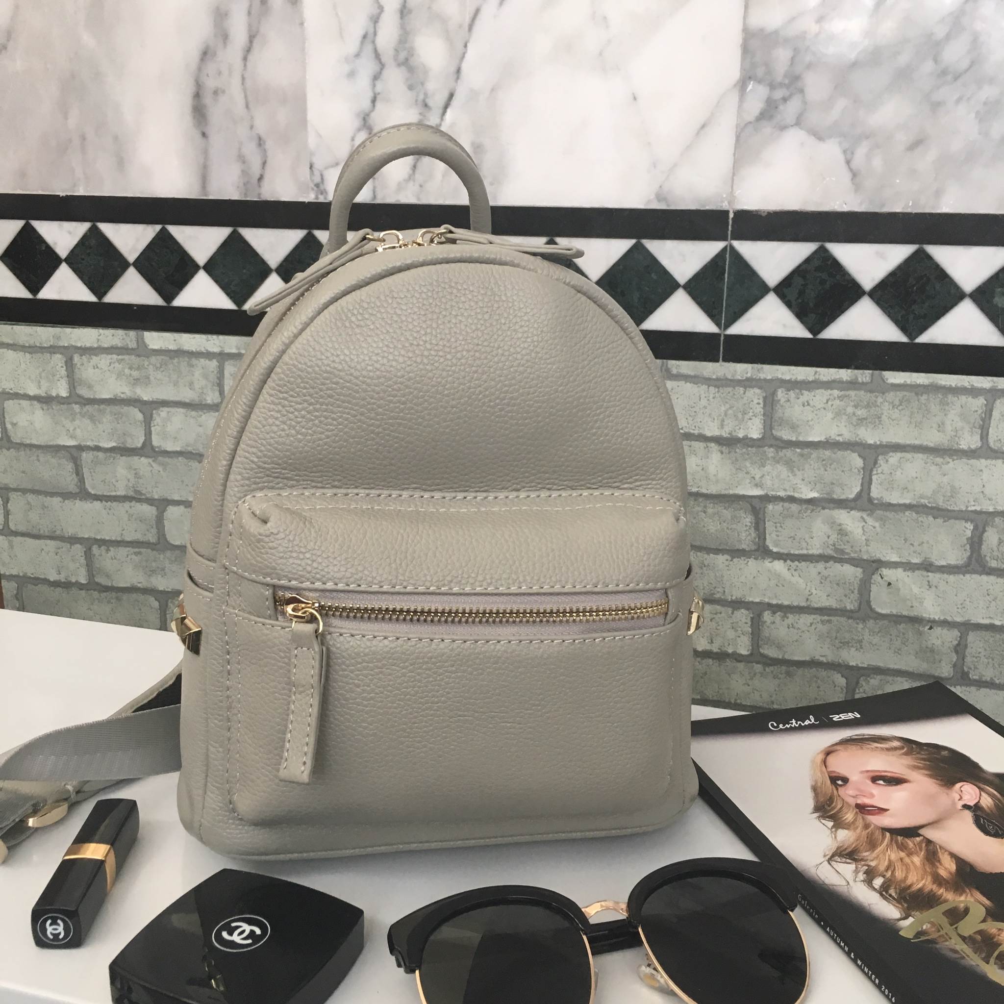 รุ่นใหม่ล่าสุดเลย ห้ามพลาดน๊า !!! งานหนังแท้ ทางร้านได้ รุ่นสุด Chic ทรง mini mini น่ารักๆ จากแบรนด์ KEEP มาฝากคะ กระเป๋า หนังแท้เนื้อดี ลายหนังชัด ทนทานคะ น้ำหนักเบา ดีไซด์ ทันสมัย เข้าได้กับทุกชุด สายสะพายเป็นหนังมีอัดแผ่นรองเพิ่มความนิ่มเวลาสะพายคะ ด้า