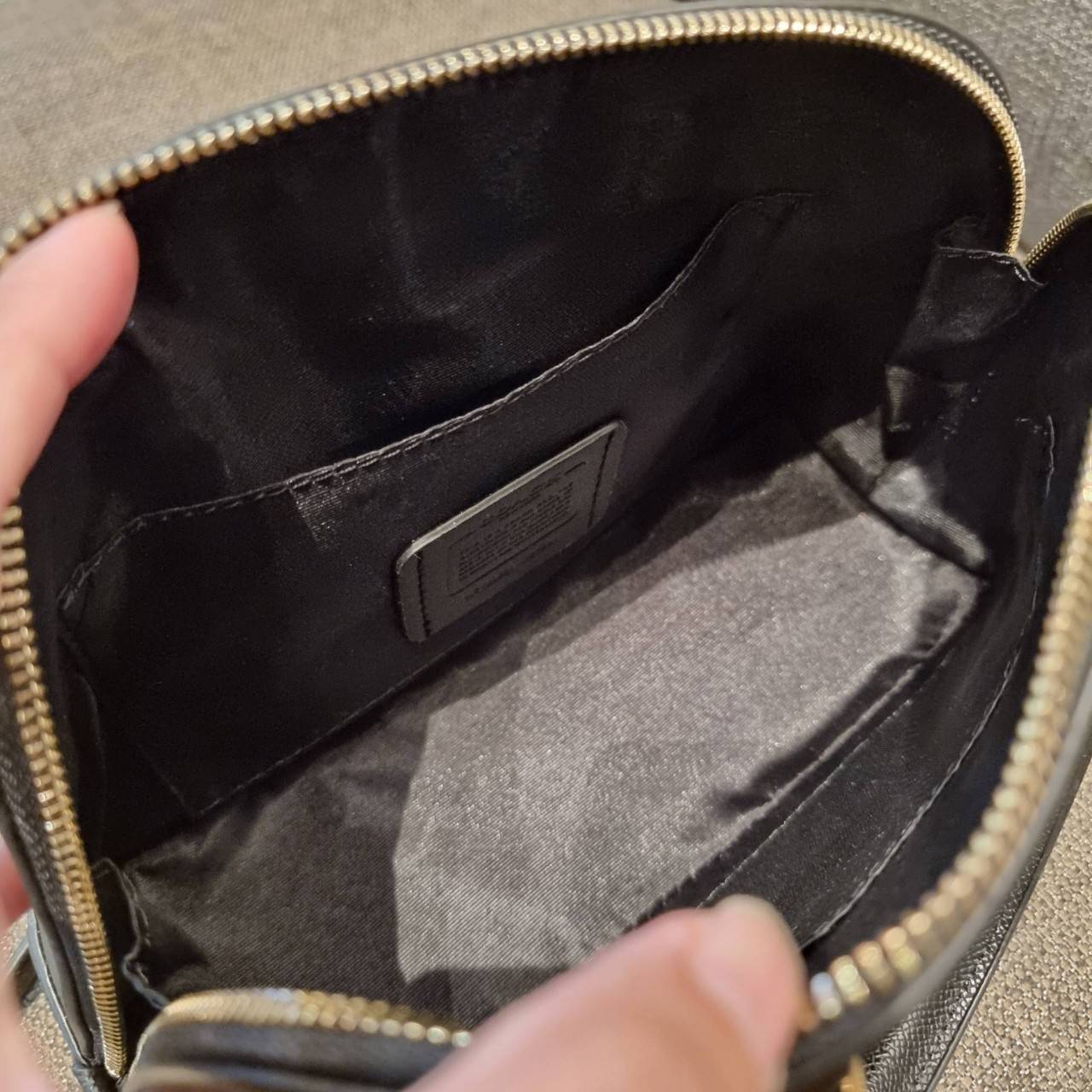 COACH F27591 MINI SIERRA SATCHEL กระเป๋าทรงโดมสุดคลาสสิค สีดำอมตะ ฮิตตลอดกาล มาพร้อมหูจับในตัวและสายสะพายครอสบอดี้ ที่จะคล้องแขนก็ได้อีกลุค หรือจะถือเก๋ๆก็เลิศ วัสดุหนัง crossgrain ทนทาน ดูแลรักษาง่าย ภายในโล่งกว้าง ใส่ของได้ครบไม่ต้องห่วง เป็นไอเท็มที่หา