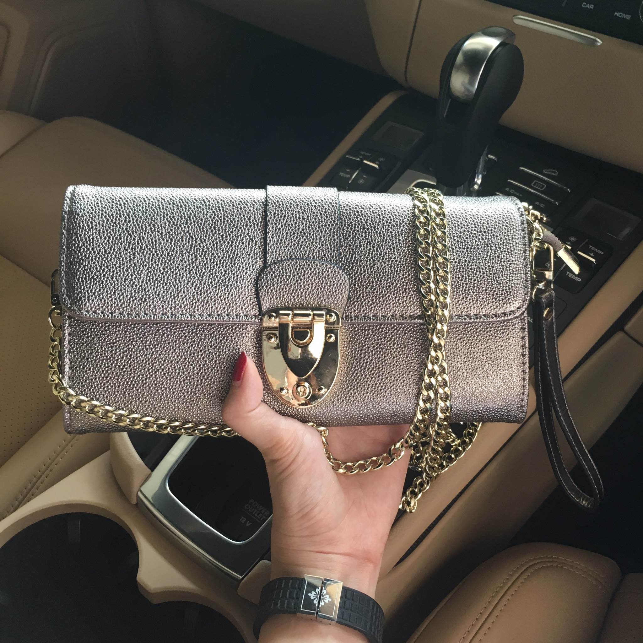 มาใหม่คะ สวยหรู รับเงิน ทางร้าน ได้กระเป๋าสตางค์ 3in1 ถือ / คล้องแขน / สะพายไหล่ได้คะ ใบนี้ อะไหล่สวยมาก ทำให้กระเป๋าดู เลอค่ามากคะ สามารถใช้งานได้หลากหลาย ภายในมีช่องใส่ บัตร ใส่เหรียญหลายช่องคะ สวยรับเงินแน่นอน