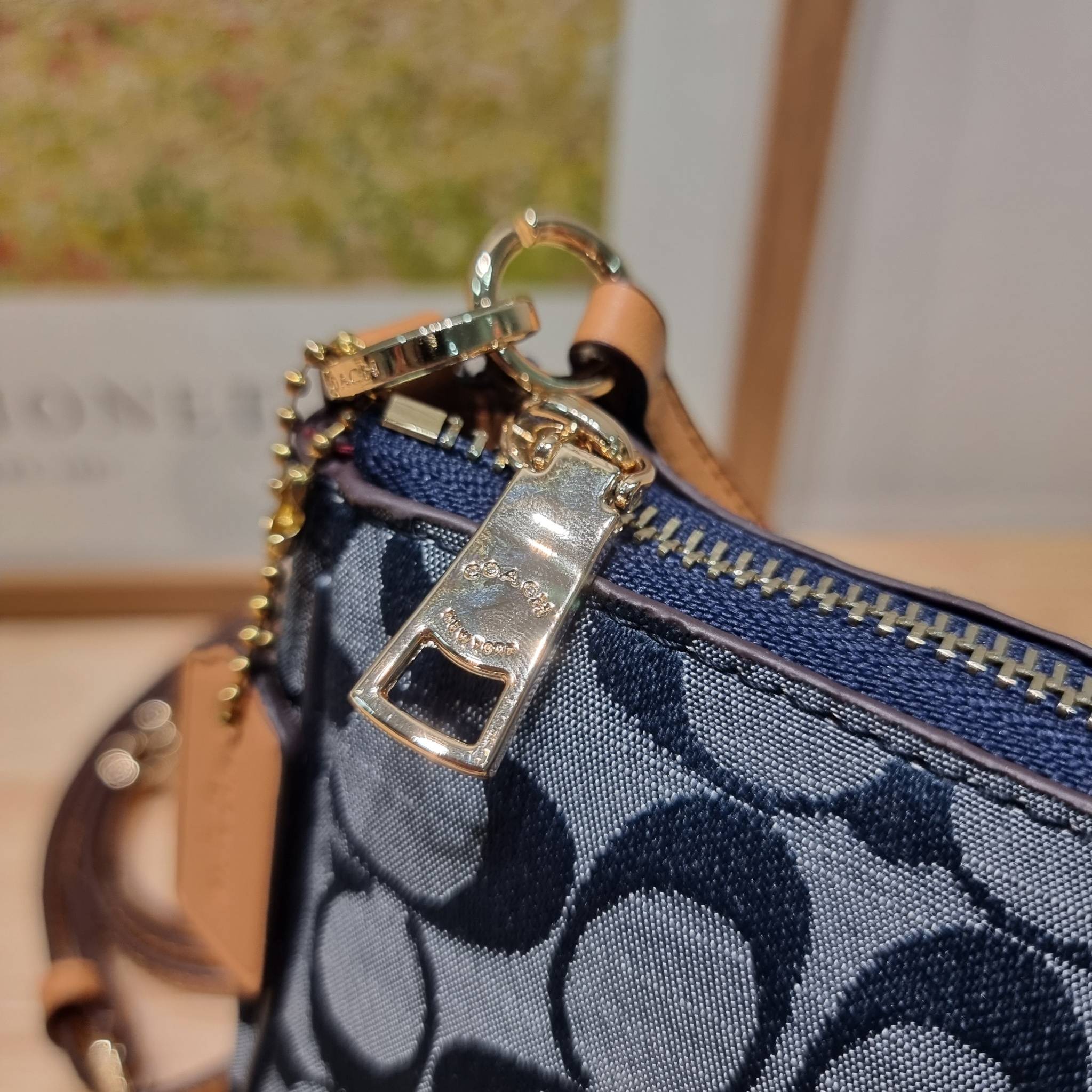 COACH NOLITA 19 IN SIGNATURE CHAMBRAY CH149 พร้อมส่ง คอลเลคชั่นใหม่ น่ารักน่าใช้ ในสไตล์คลาสสิค กระเป๋าทรงพอชขนาดมินิ ที่สามารถสะพายไหล่ และกึ่งคล้องมือใช้ได้ 2 สไตล์