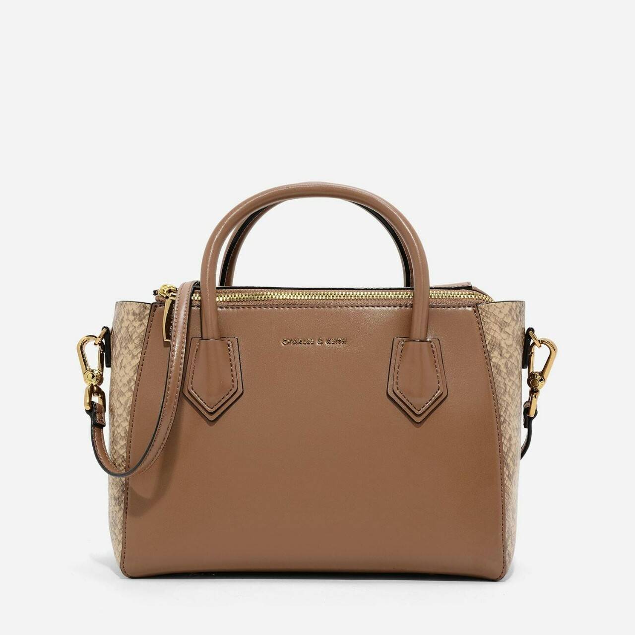 CHARLES & KEITH DOUBLE ZIP STRUCTURED BAG กระเป๋าถือหรือสะพายรุ่นใหม่ลชนช็อป ขนาดกำลังดี หนังเรียบสวยอยู่ทรงด้านหน้ามีโลโก้แบรนด์ เปิดปิดด้วยซิป ภายในกว้างจุของได้เยอะ ใส่ Ipad กระเป๋าสตางค์ หนังสือ ของใช้ได้จุ มาพร้อมสายสะพายยาวถอดปรับระดับได้ได้ มีหมุดร