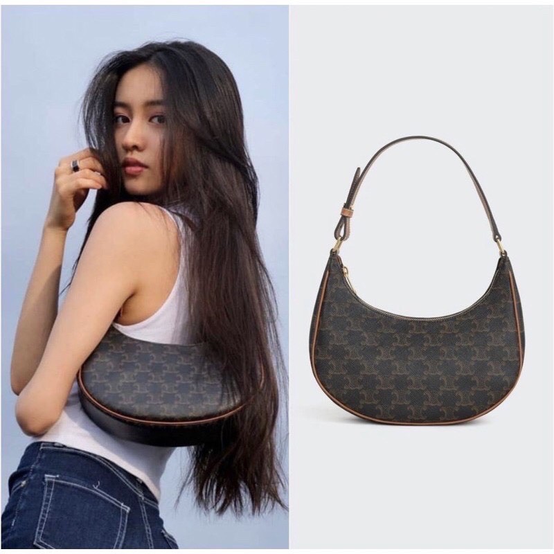 CELINE SHOULDER BAG VIP GIFT WITH PURCHASE (GWP) AVA BAG IN SMOOTH CALFSKIN พรีเมี่ยมกิ๊ฟ Limited Edition จาก CELINE HAUTE PARFUME DUTYFREE COUNTER วัสดุหนังสังเคราะห์เรียบสวย ดีไซน์สวยหรูฮิตสุดในเกาหลี! หนังสวยอยู่ทรงกันน้ำ เปิดปิดด้วยซิปแบรนด์ ภายในโล่ง