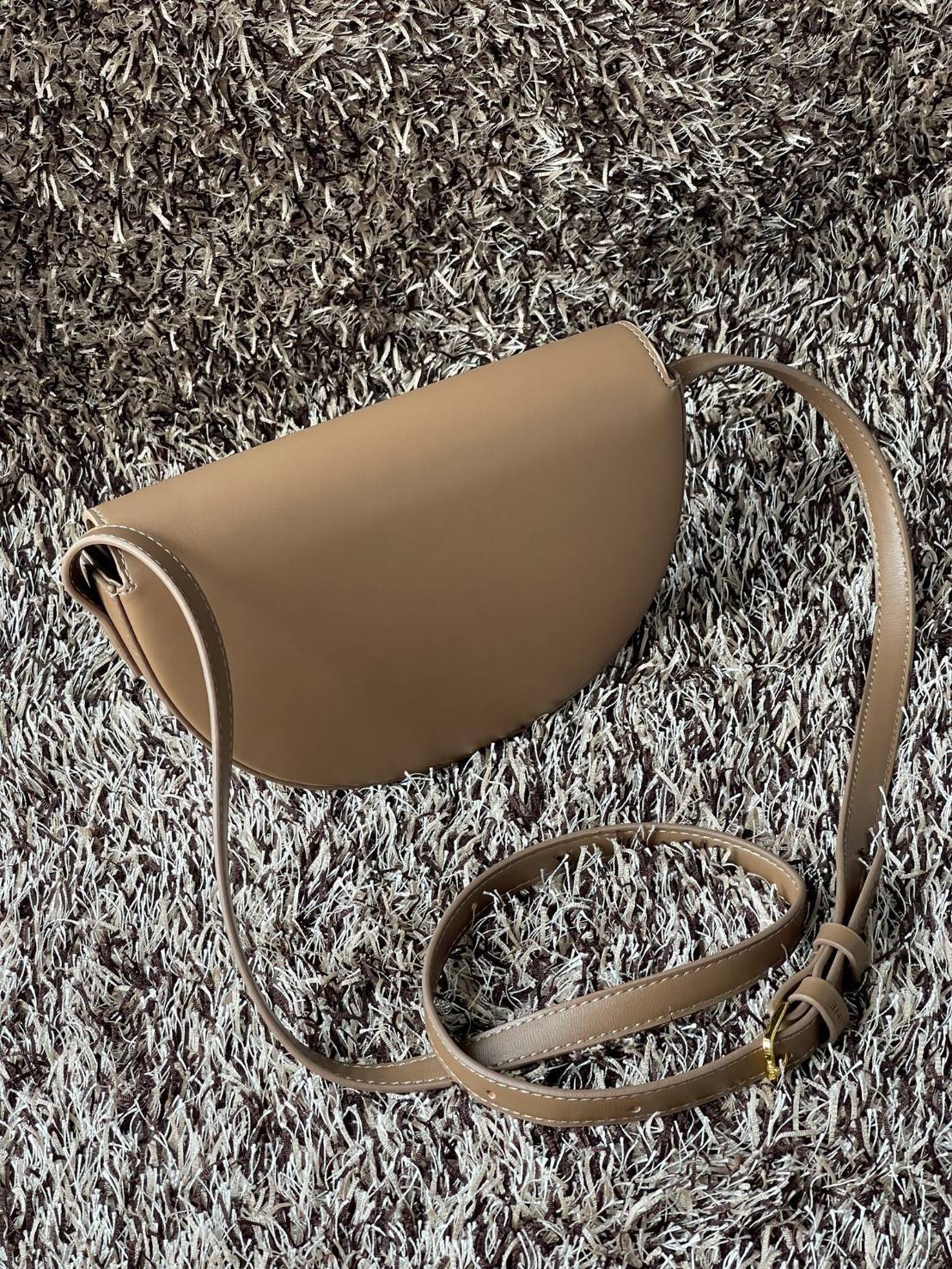 CELINE BESACE CUIR TRIOMPHE IN SMOOTH กระเป๋ารุ่นนี้นำเสนอในรูปทรงฮาล์ฟมูนที่ตอนนี้กำลังงมาแรง เปิดด้วยกระดุมแป๊กเพื่อเผยให้เห็นช่องภายในที่กว้างขวางและกระเป๋าด้านในแบบแบน คุณสมบัติที่โดดเด่นอีกอย่างของกระเป๋าอยู่ที่โลโก้ขนาดใหญ่ รูปทรงสะดุดตา สามารถสะพาย