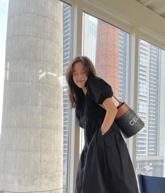 Celine Bucket Bag Canvas Original สำหรับ Collection นี้สะดุดตาด้วยหูสะพายที่มีความแข็งแรงถึงแม้จะใส่ของหนักก็ตาม สะท้อนความวินเทจผสมผสานดีไซน์กระเป๋าที่ทันสมัย ตอบโจทย์สาวหัวสมัยใหม่ที่เบื่อดีไซน์กระเป๋าสี่เหลี่ยมทรงเดิม ๆ แต่ก็ต้องการกระเป๋าที่มีดีไซน์สว