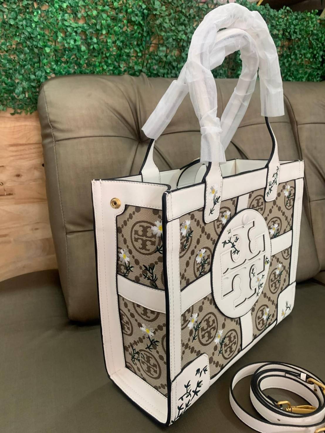 Tory Burch ella jacquard embroidered quadrant tote ลายโมโนแกรม (Monogram) (Material : Woven jacquard leather) ดีไซต์ลำ้เอกลักษณ์ที่โดดเด่น เป็นอีกหนึ่งรุ่นที่ Tory ฺBurch ภูมิใจนำเสนอ ใบใหญ่ค่ะ จุของได้เยอะ ใส่ A4 ได้ งานสวย ตั้งอยู่ทรง จุดเด่นของรุ่นนี้ค