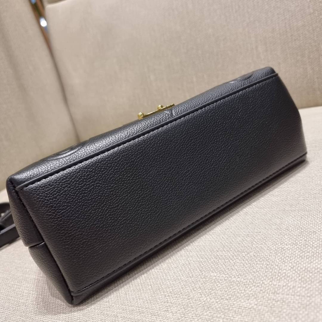 VIP 🥂 LV MADELEINE BAG ใหม่ล่าสุด อีกหนึ่งรุ่นคลาสสิคหายาก ที่สาวๆรอคอย กระเป๋าถือ/สะพายข้าง ดีไซน์เรียบง่าย แต่เต็มไปด้วยดีเทลความหรู วัสดุหนังวัวปั๊มลายเอกลักษณ์ เปิด‐ปิดด้วยอะไหล่กดล็อคสีทองหรู และมีพวงหนังห้อยพิเศษแถมมาให้ด้วย ภายในแบ่งสัดส่วน