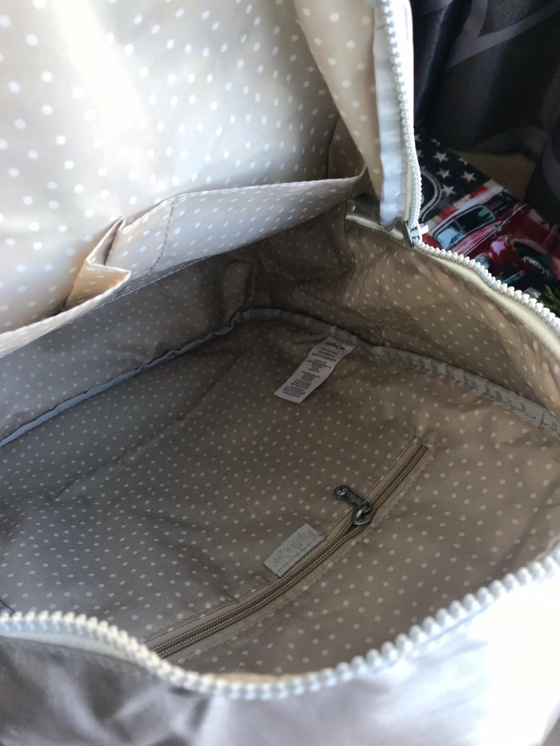 KIPLING LARGE BACKPACK WITH DOUBLE ZIPSกระเป๋าเป้จากคอลเลคชั่น Mayday วัสดุ Nylon & Polyester 100% น้ำหนักเบา ใส่ของได้เยอะแบบไร้กังวล เปิดปิดด้วยซิปคู่ ด้านหน้ามี2ช่องซิปใส่ของจุกจิกที่ต้องหยิบใช้บ่อย ใบใหญ่กับราคาเบาๆเลยคร้า!!