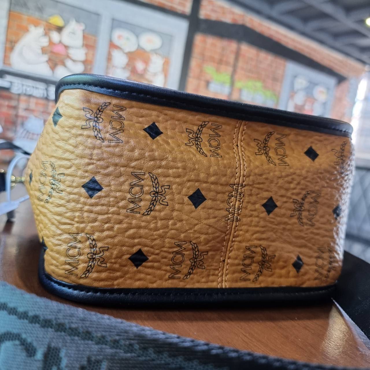 M.C.M KLASSIK LIMITED TOTE IN LEATHER BLOCK กระเป๋าโท้ท รุ่นลิมิเต็ดที่ทำเฉลิมฉลองวันครบรอบแบรนด์ ถือเป็นรุ่นที่หายากมาก ได้มารอบนี้รอบเดียวจ้า โท้ทสวยอยู่ทรง ขนาดกำลังดี พิเศษมากมาพร้อมสายหนังห้อย เข้าเซ็ท และสายสะพายสปอร์ต ถอดได้ ปรับได้ตามตัว รุ่นนี้หน