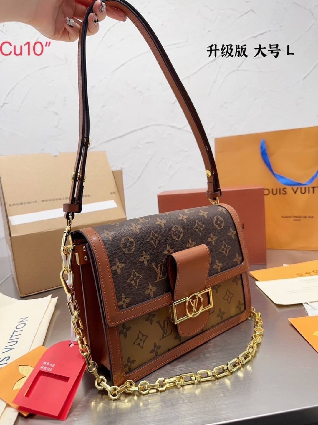 LV Dauphine Bag Monogram Canvas กระเป๋าสะพายทรงสุดคลาสสิคลุคคุณนาย โมโนแกรมแคนวาส ส่งท้ายปีแบบสุดหรู ในราคาจับต้องได้ สุดคุ้ม สวยทุกมุมจริงๆ -- [รับตัวแทนกระเป๋า]