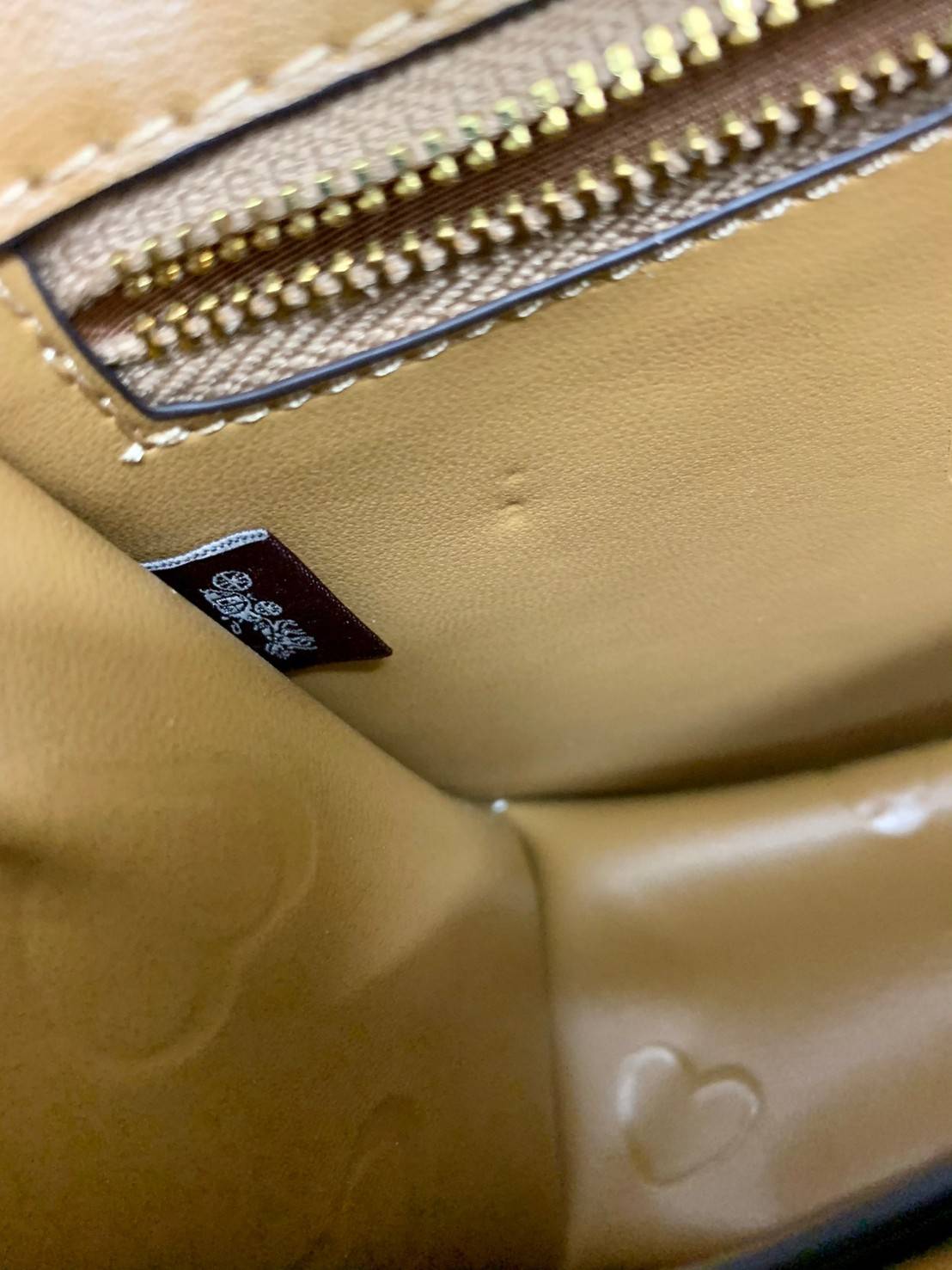 COACH LIMITED EDITION WILLIS TOP HANDLE 18 WITH HEART PRINT ((c3919)) พร้อมส่งที่ไทย ได้ไปหลงรักแน่นอนค่ะ! กระเป๋าหิ้วหรือสะพายข้าง หนังแท้นิ่มสวยงาม ❤️จุดเด่นคือตัวกระเป๋าปริ้นลายหัวใจทั้งใบ ดูหวานน่ารักมากๆค่ะ เปิดปิดกระเป๋าแบบหมุนล็อค ภายในมีช่อ