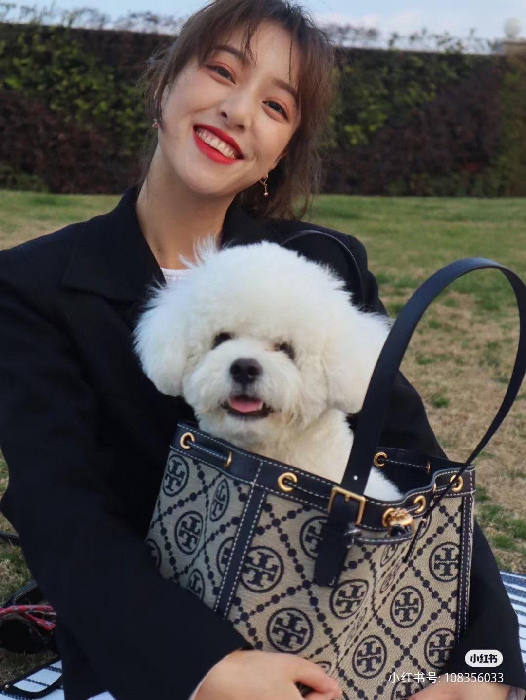 OUTLET Tory Burch T- Monogram Jacquard Small Tote กระเป๋าถือหรือสะพายไหล่ วัสดุ Canvas ปักษ์ลายแบรนด์ อะไหล่ทองสวยหรู น้ำหนักเบา