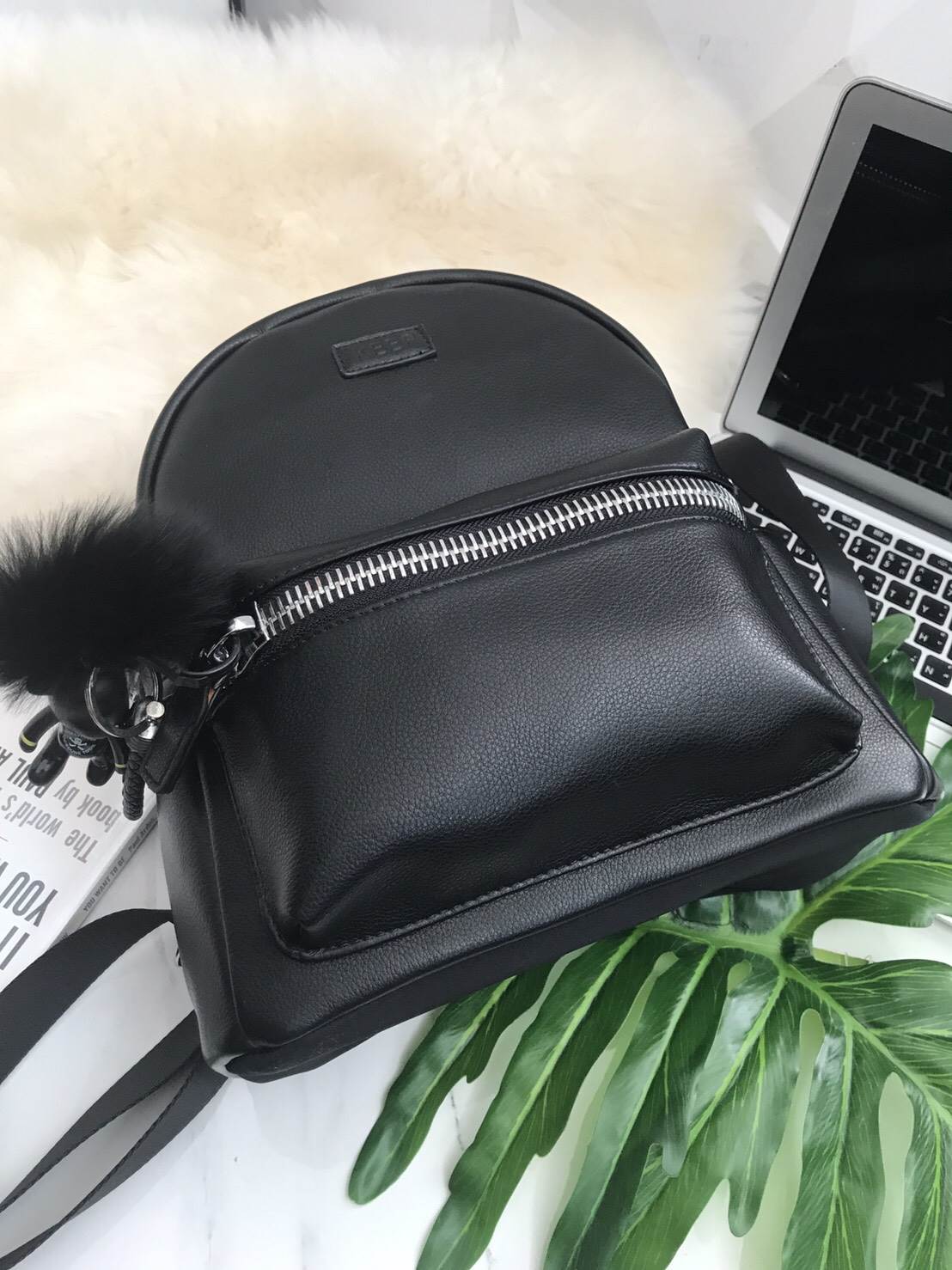 KEEP รุ่น Leather classic backpack >กระเป๋า หนังเนื้อดี นิ่มมาก ลายหนังชัด ทนทานคะ >น้ำหนักเบา ดีไซด์ ทันสมัย เข้าได้กับทุกชุด >สายสะพายเป็นหนังอย่างดี ด้านหน้าและด้านข้างประดับหมุด ด้านข้างมีช่องไว้ใส่ของได้ >ภายในตัวกระเป๋ามีช่องเก็บของจุกจิ