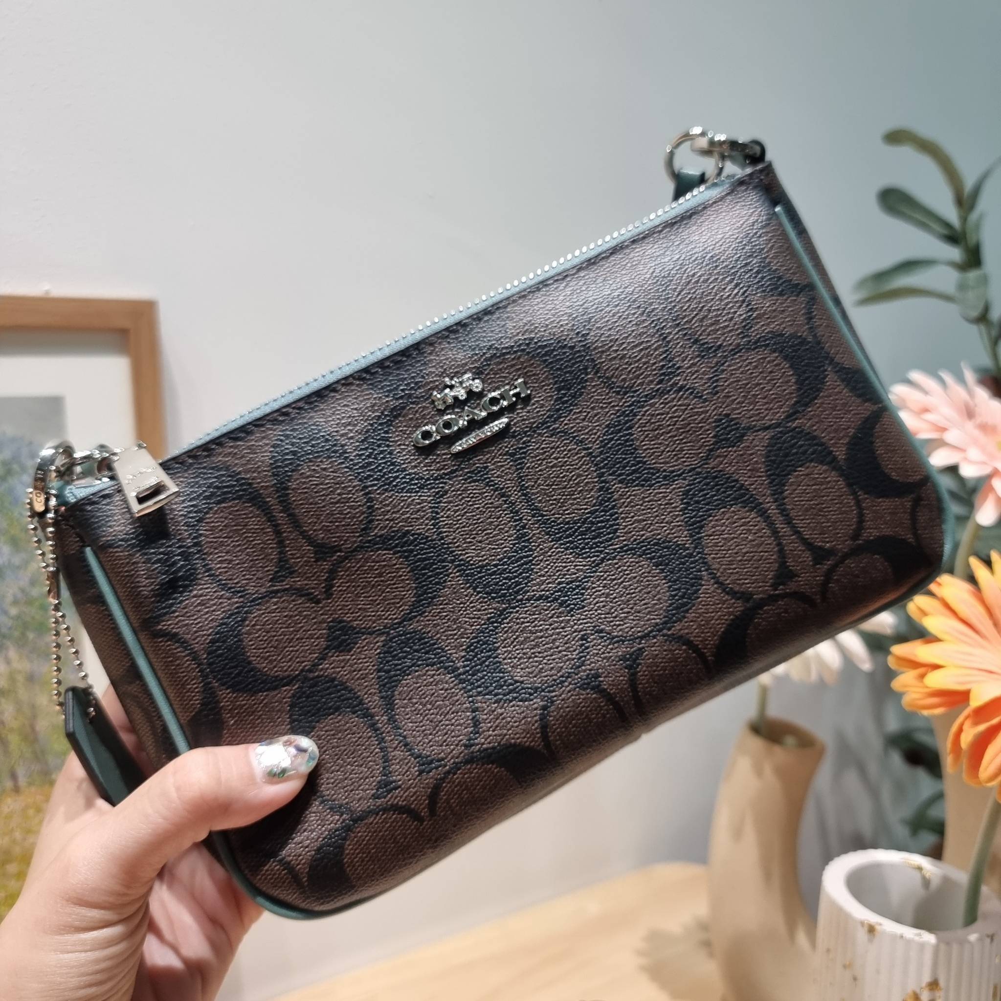 COACH TOP HANDLE POUCH F58321 พร้อมส่ง 9 สี กระเป๋าทรงพอช ยอดฮิต ยกขึ้นแท่น ด้วยดีไซน์ที่ออกมาให้ใช้งานได้ง่าย ขนาดกำลังเหมาะ