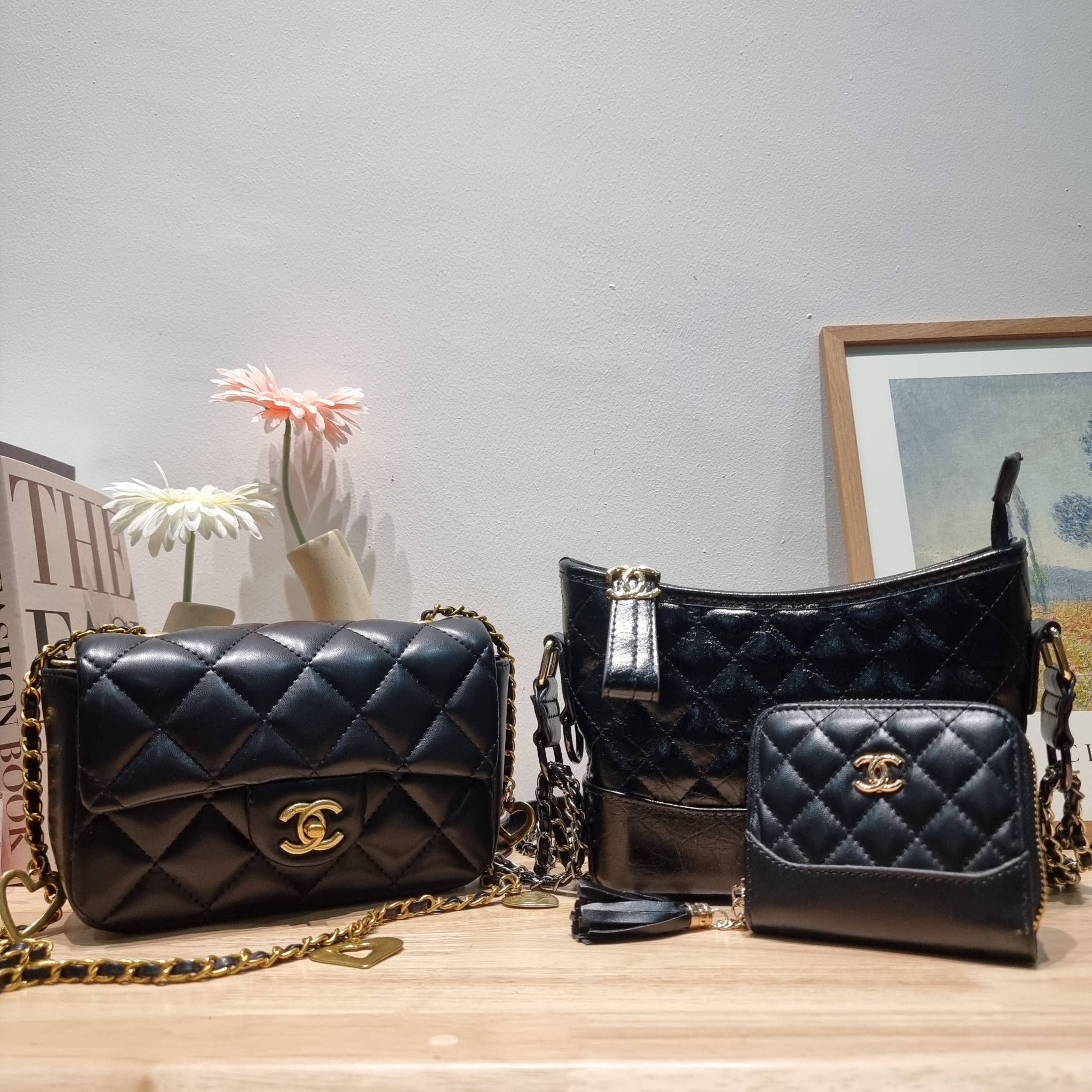 CHANEL GIFT SET สุดหรูชวนให้สะสมส่งท้ายปี กับไอเท็มลิมิเต็ดและ best seller พร้อมเสิร์ฟครบชุด สุดคุ้ม มาพร้อมกระเป๋าสะพายถึง 2 ใบ เด็ดทั้งคู่ๆ วัสดุหนังวัว และยังไม่พอ มีกระเป๋าสตางค์แถมให้ไปอีก 1ใบ สวยครบจบในเซ็ทเดียว!!