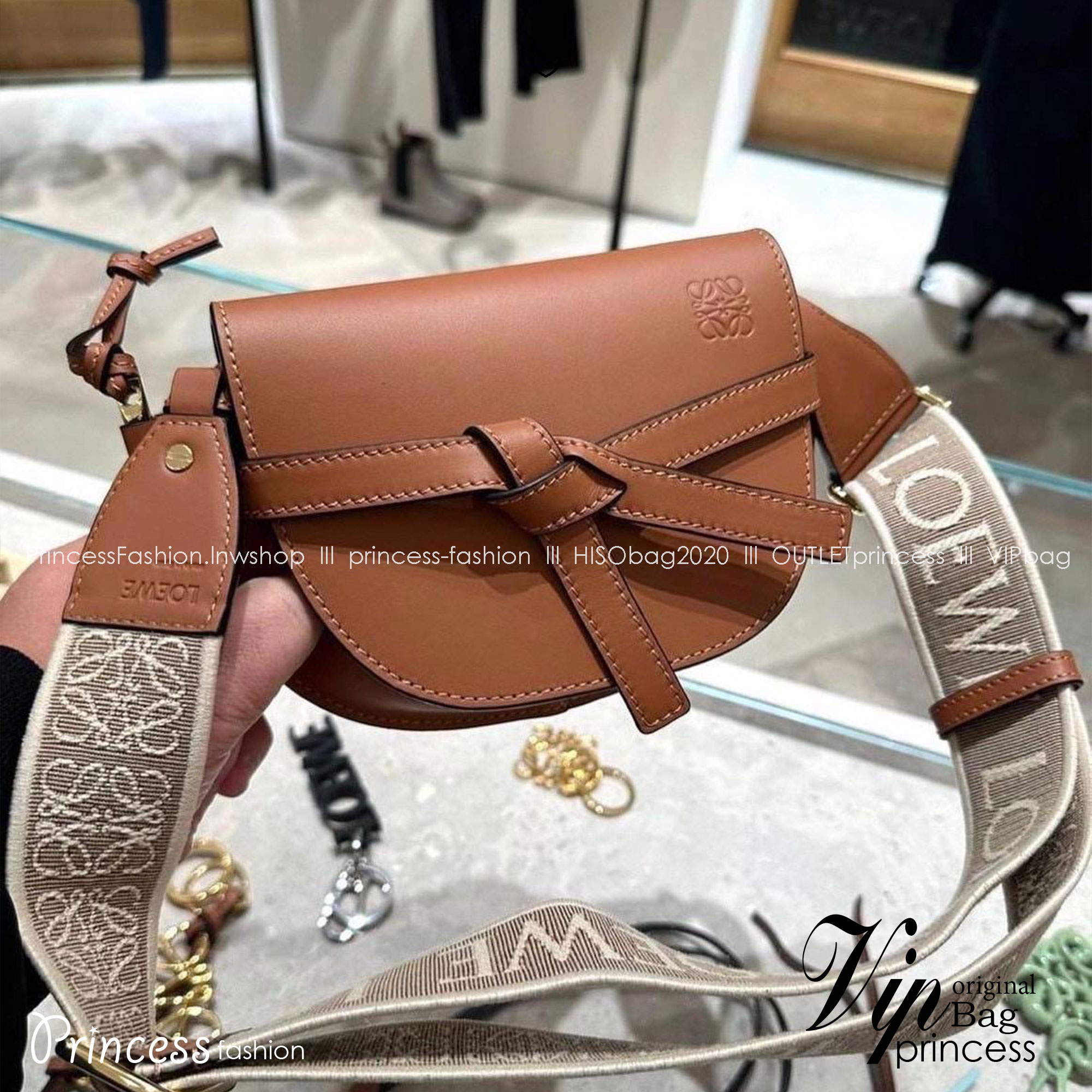 TOP ORI หนังแท้ | Loewe Mini Gate bag กระเป๋าสะพายทรงสวยไซส์มินิ ใช้ได้ทั้งหนุ่มๆและสาว คูลๆ สุดยอดแบรนด์ที่ดีไซน์เป็นเอกลักษณ์ โดดเด่น สวยหรู สไตล์คลาสสิค