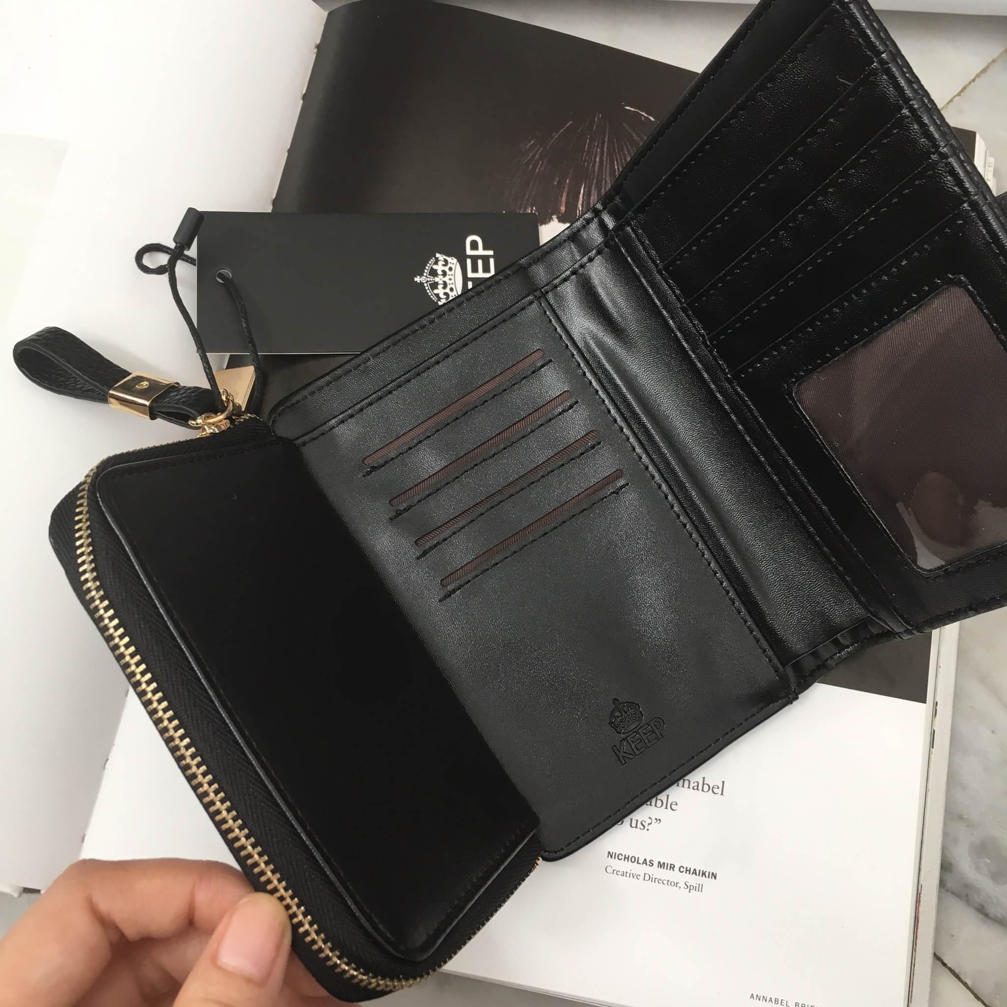 New arrival! Classic short wallet bag #กระเป๋าสตางค์สั้นสามพับ หนังแกะสังเคราห์ เนื้อดี้_ดี ค่า ดูแลรักษาง่าย ดีไซด์เก๋ที่ซิป แถมภายในมีช่องใส่บัตรหลายช่อง แบ่งเป็น 3 พับเลยคะ เห็นสั้นๆ แบบนี้แต่จุได้เยอะคะ พร้อมช่องซิปใส่เหรียญ อย่างดี ใบนี้ #สวยรับเงินแ