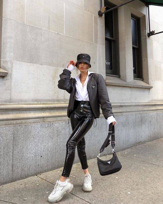 Prada Re-Edition 2005 Re-Nylon bag ใบเดียวคุ้มมากค่ะ อุปกรณ์ ครบชุด **ซื้อ1ได้ถึง3ไอเท็ม ทั้งสายยาว และกระเป๋าใส่เหรียญ และป้ายแท็คหนัง อย่างดี **อะไหล่ปั้มแบรนด์แท้ทุกจุด วัสดุทำจากผ้า Nylon อย่างดี กันน้ำได้ อยู่ทรงสวย สามารถใส่กระเป๋าตังค์ใบกลางได้ ถอด