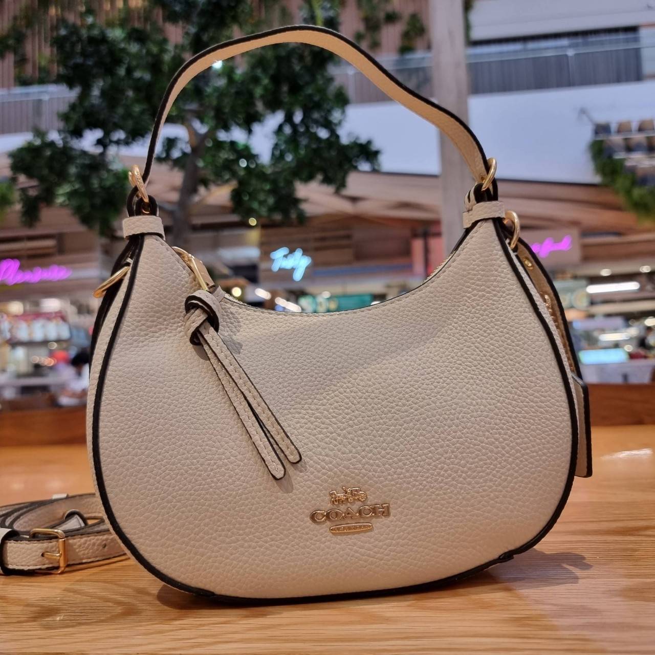 COACH C6807 KLEO HOBO IN SIGNATURE CHAMBRAY ใหม่ล่าสุด คอลเลคชั่นสุดคิ้วท์ ที่สาวๆต้องหลงรัก กระเป๋าสะพายทรงโฮโบ ที่ดีไซน์มาให้ปรับใช้งานได้หลากหลาย วัสดุหนัง pepble สวยหรู รูดเปิด-ปิดด้วยซิป ภายในเป็นช่องโล่ง สายคล้องสามารถถอดออกใส่สายยาวสะพายข้างได้ หรื