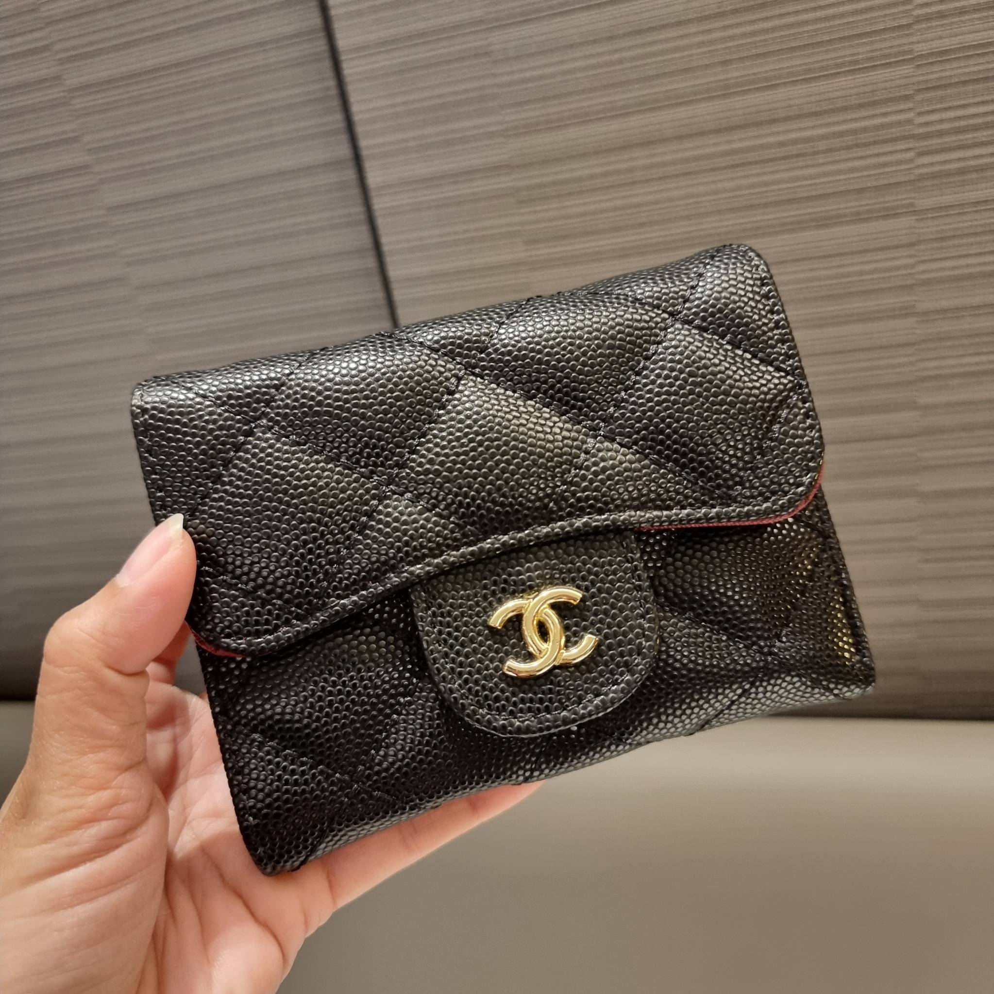 VIP 】มาแล้วจ้า!! รุ่นแนะนำ!! ฮิตติดใจสาวๆ!! กระเป๋าสตางค์ใบสั้นรุ่นฝาพับ จาก Chanel premium for gift เรียบหรู ดูไฮน์ วัสดุหนังสังเคราะห์ลายคาร์เวีย ด้านในเป็นหนังซาฟเฟียโน่ เปิด-ปิดด้วยกระดุมแม่เหล็ก ภายในกระเป๋ามีช่องใส่บัตร ใส่ธนบัตรได้ ดีไซน์เรียบหรูตา