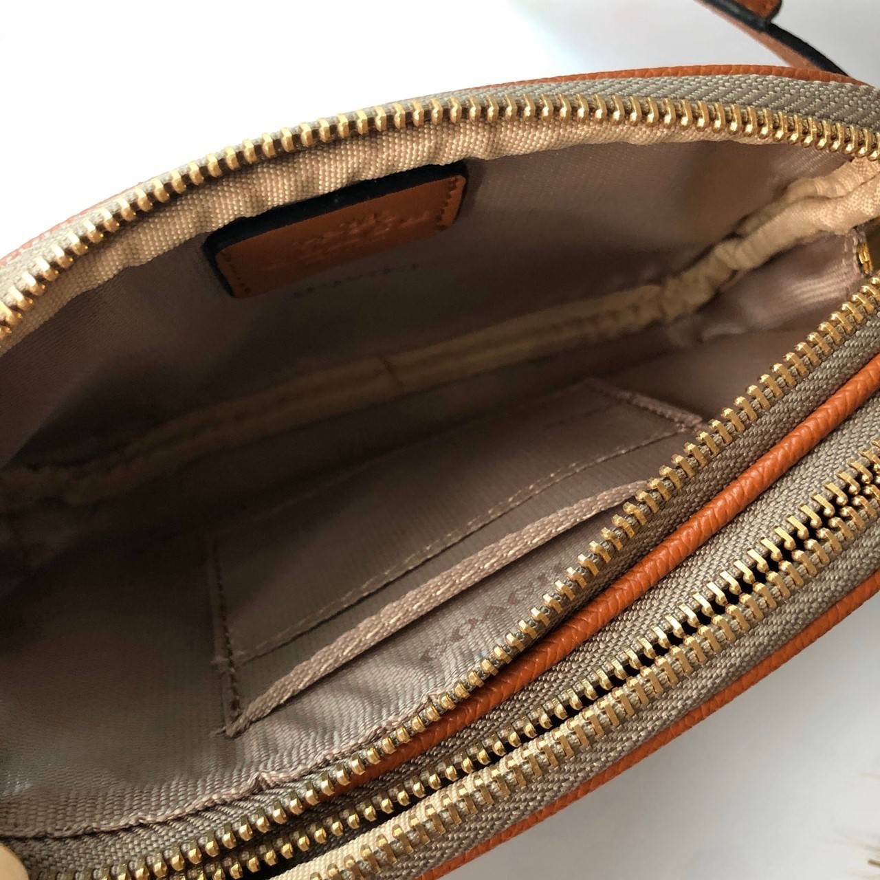 COACH MINI CROSSBODY BAGกระเป๋าสะพาน size mini วัสดุหนังลาย signature เปิด - ปิดด้วยซิป แบ่ง2 ช่องใหญ่ ภายในโล่ง ใส่ wallet สั้น มือถือได้ทุกรุ่น และของใช้จุกจิก พร้อมสายยาวถอด ปรับได้ค่ะ