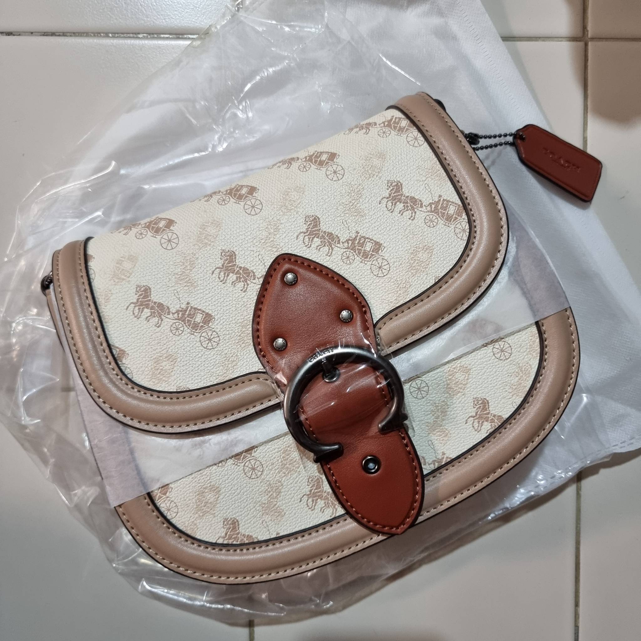 COACH C0745 BEAT SADDLE BAG WITH HORSE AND CARRIAGE PRINT The best item! ที่สาวๆรอคอย! ฮอตไฟลุก! สีหายาก ละมุนคุณหนู คอลเลคชั่นใหม่ ดีไซน์หรูหรา พิเศษมากๆมาพร้อมสายสะพาย 2 เส้น ใช้คู่กันหรือแยกสะพายก็สวยครบสูตร กระเป๋าสะพายทรง saddle คลาสสิค เปิด-ปิดด้วยก