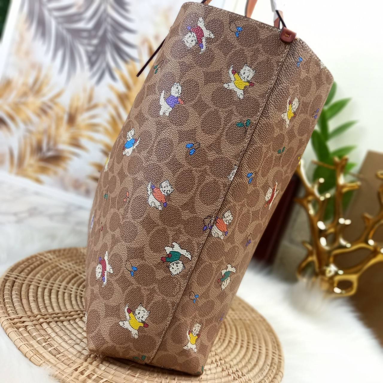 COACH HIGHLINE TOTE IN SIGNATURE CANVAS WITH KITTENS PRINT (C6591)💥กระเป๋าทรง TOTE ที่สมบูรณ์แบบที่สุดอีกรุ่น สวยและเรียบง่าย แต่ไม่ทิ้งความหรูหรา คลาสสิค// กระเป๋าถือ กระเป๋าสะพาย ที่มีความจุเข้าขั้นอลังการ วันไหนๆ ก็เอาอยู่สบายมาก// วัสดุหนังแคน