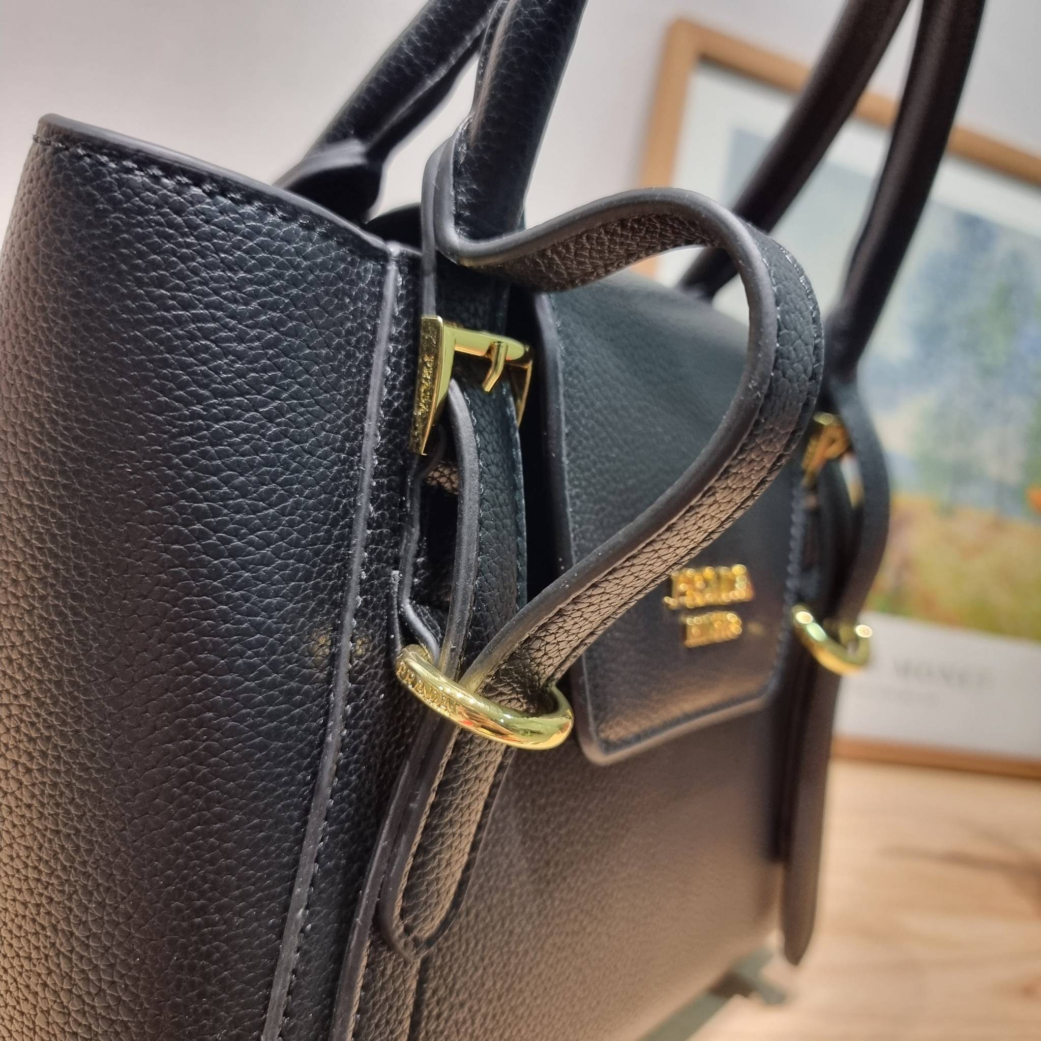 PRADA Saffiano leather bag / Prada leather bag กระเป๋าถือ/สะพายล่าสุด ที่ดีไซน์เรียบหรู สวยคมชัด เต็มไปด้วยดีเทลน่าใช้ สายคล้องไหล่ที่สามารถถอดออกได้