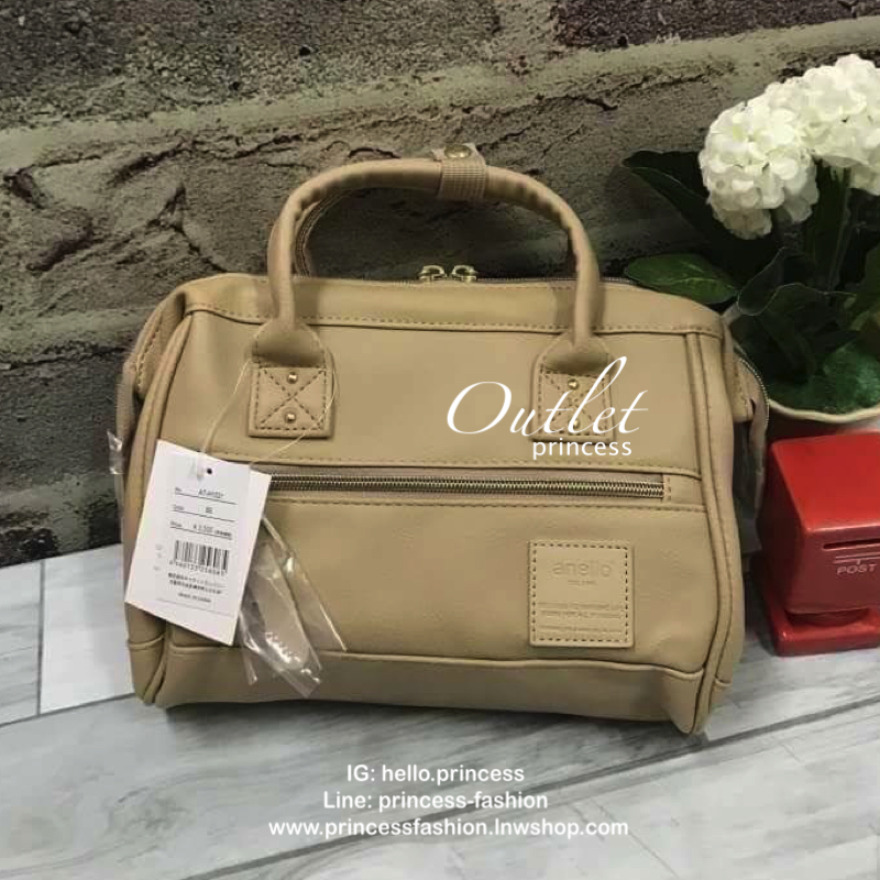 Anello polyester 2 way mini boston bag จากแบรนด์ดังในประเทศญี่ปุ่น กระเป๋าสไตล์คลาสสิค มีโครงปากกระเป๋ากว้างเป็นสัญลักษณ์ วัสดุหนังpu กันน้ำได้ ภายในมีช่องใหญ่และช่องเล็กด้านข้าง2ช่อง เปิดปิดด้วยซิปคู่ มีตัวล้อคที่หูจับ ด้านหน้ามีช่องซิปเล็กใช้งานได้จริง 