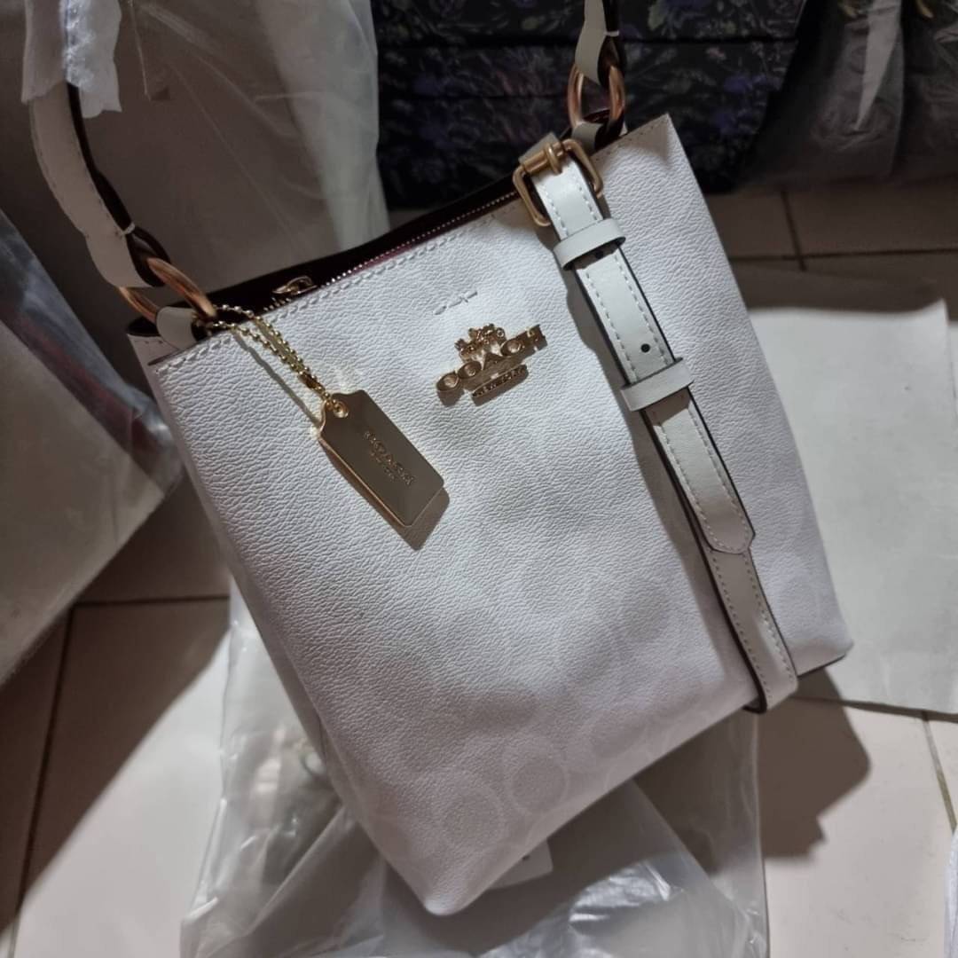 COACH 2312 SMALL TOWN BUCKET BAG IN SIGNATURE CANVAS รุ่นยอดนิยมใบเล็กมาครบสีแล้วจ้า กระเป๋าทรงบัคเก็ต สีผู้ดี๊ผู้ดี ตัวกระเป๋าดีไซน์คลาสสิคลายซี ดูโดดเด่น วัสดุหนังแคนวาสเคลือบลาย สวยคมทุกมุมจริงๆ!! เปิด-ปิดด้วยกระดุมแม่เหล็กทั้ง 2 ฝั่ง ภายในเป็นช่องโล่ง