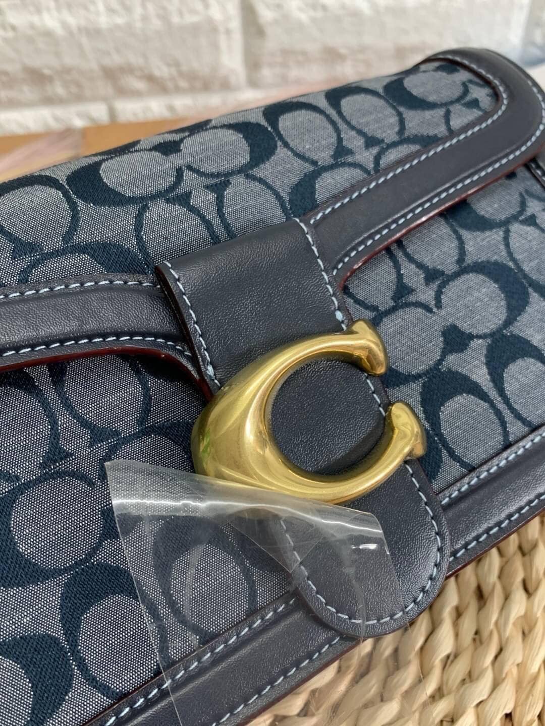 COACH Tabby Shoulder Bag 26 In Signature Chambray กระเป๋าหิ้วได้//คล้องไหล่ได้//สะพายข้างได้ วัสดุผ้าแคนวาสทอลายอย่างดี+หนังแท้ค่ะ เปิดปิดกระเป๋าแบบกระดุมแม่เหล็ก มีอะไหล่แบรนด์ตัวใหญ่ด้านหน้าหรูหราเลยทีเดียว ภายในกระเป๋ามีช่องหลักใส่ของ2ช่อง สามารถใส่กระ