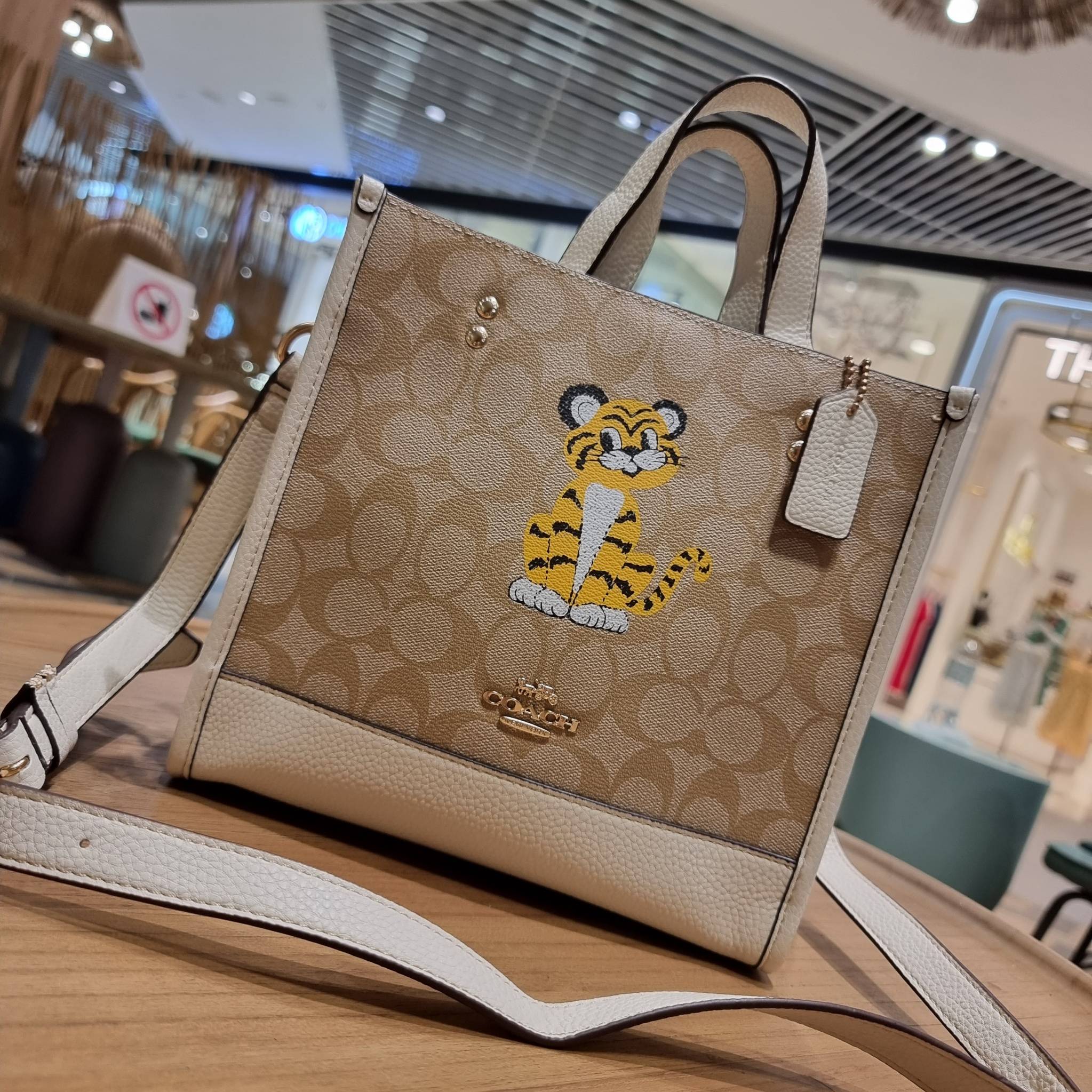 COACH C7001 DEMPSEY TOTE 22 IN SIGNATURE CANVAS WITH TIGER 🐯🐯 คอลเลคชั่นฉลองปีเสือต้องมาจ้า กับรุ่นคลาสสิค กระเป๋าทรงโท้ท ขนาดน่ารักน่าใช้มากๆ ดีไซน์น้องเสือจิ้มลิ้มดึงดูดสายตามากๆ ฟังก์ชั่นการใช้งานสะดวก มีทั้งสายคล้องในตัว และสายครอสบอดี