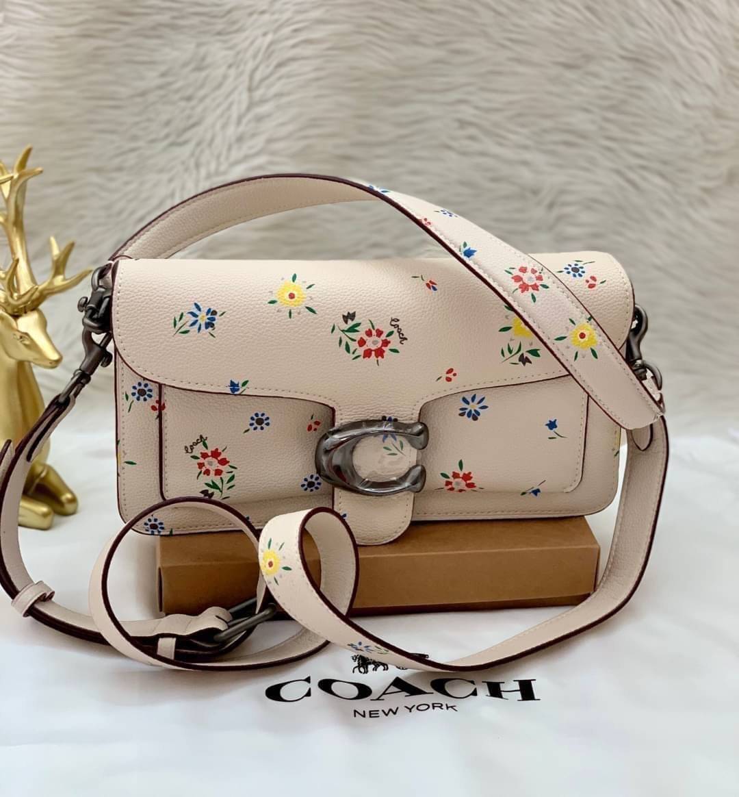 OUTLET 】รุ่นหายาก รุ่นตามหา ห้ามพลาดค่ะ! COACH TABBY FLORALPRINT ((B2081-630)) Wildflower-print Leather Shoulder Bag In White พร้อมส่งอีกครั้งค่ะ! กระเป๋าหิ้ว//สะพายไหล่//สะพายข้างได้หรือถือแบบคลัทออกงานได้เลย สุดคุ้ม! หนังแท้นิ่มอย่างดี 🌸 จุดเด่น