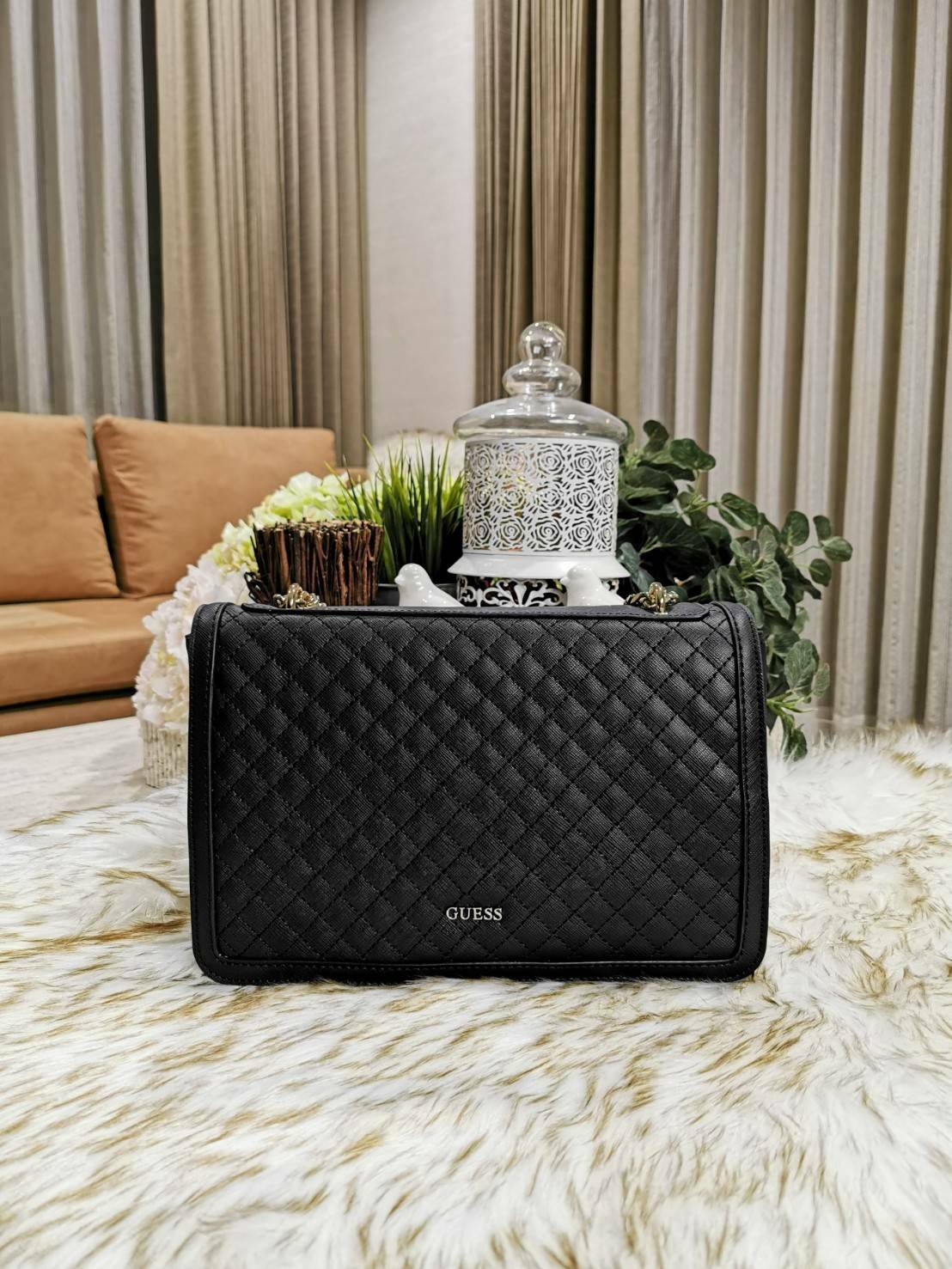 GUESS CROSSBODY BAG กระเป๋าสะพายรุ่นใหม่ล่าสุดทรงเหลี่ยมหนังสวยเดินเส้นลายตารางอยู่ทรงด้านหน้าประดับโลโก้ GUESS อะไหล่ทอง เปิดปิดด้วยฝาปิดกระดุมแม่เหล็ก ภายในมีฌลโก้และช่องซิป กว้างและจุใส่กระเป๋าสตางค์ใบยาว ของจุกจิกได้เยอะ สายสะพายโซ่ตมีที่รองบ่าจะเลื่อ