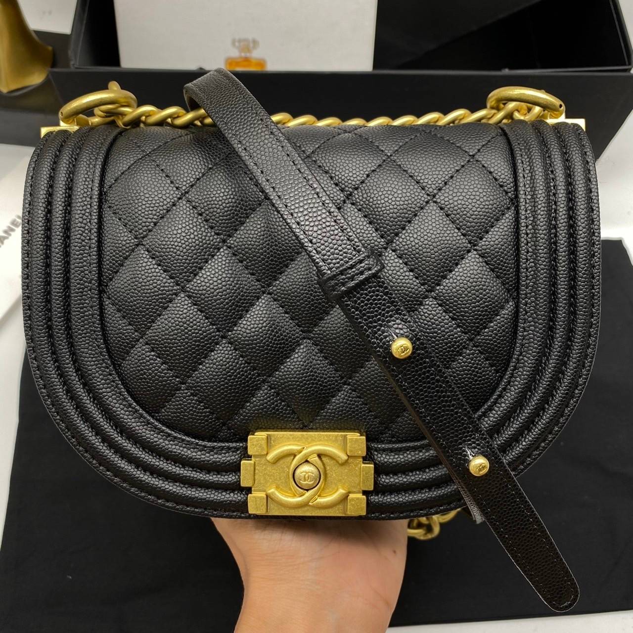 Chanel small boy messenger bag black caviar / Chanel 22A Boy 8" เกรดออริจินัล กระเป๋าสะพายทรง BOY Half Moon จากคอลเลคชั่น 22A รูปทรงโค้งเป็นตัว U ไซส์เล็ก หนังคาเวียสีดำ อะไหล่ทอง สวยเก๋มากๆ เลยค่ะ สายยาวสะพาย crossbody ได้นะคะ หรือจะทบสายแล้วสะพายแบ